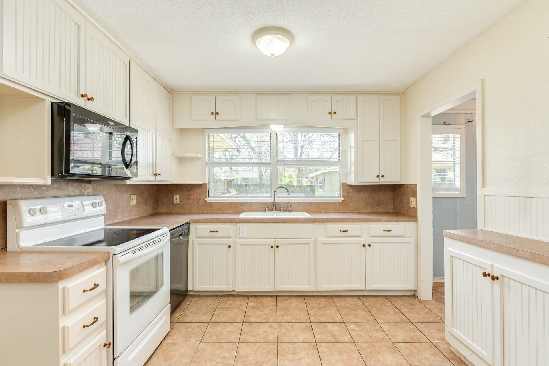 120 Palm Lane, Lake Jackson, TX 77566