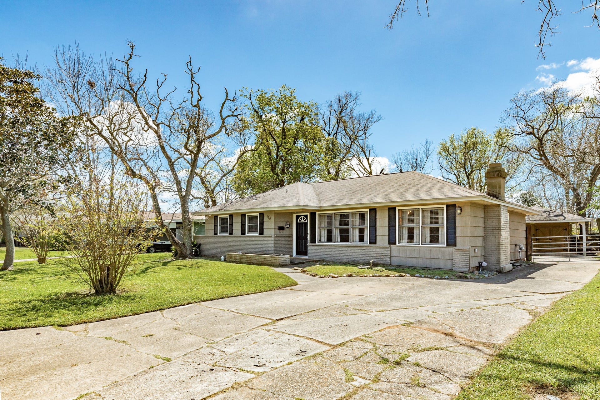 120 Palm Lane, Lake Jackson, TX 77566