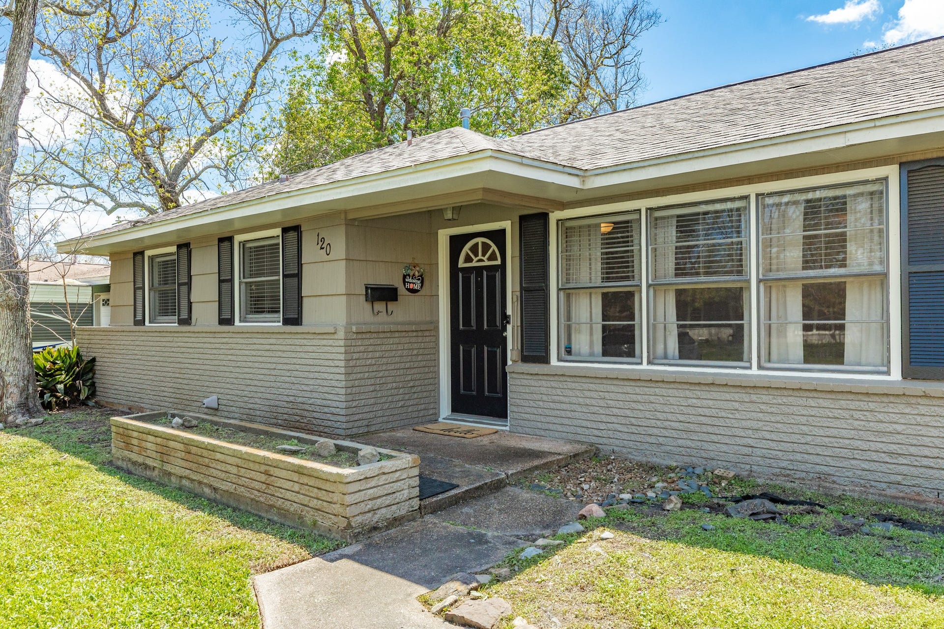 120 Palm Lane, Lake Jackson, TX 77566