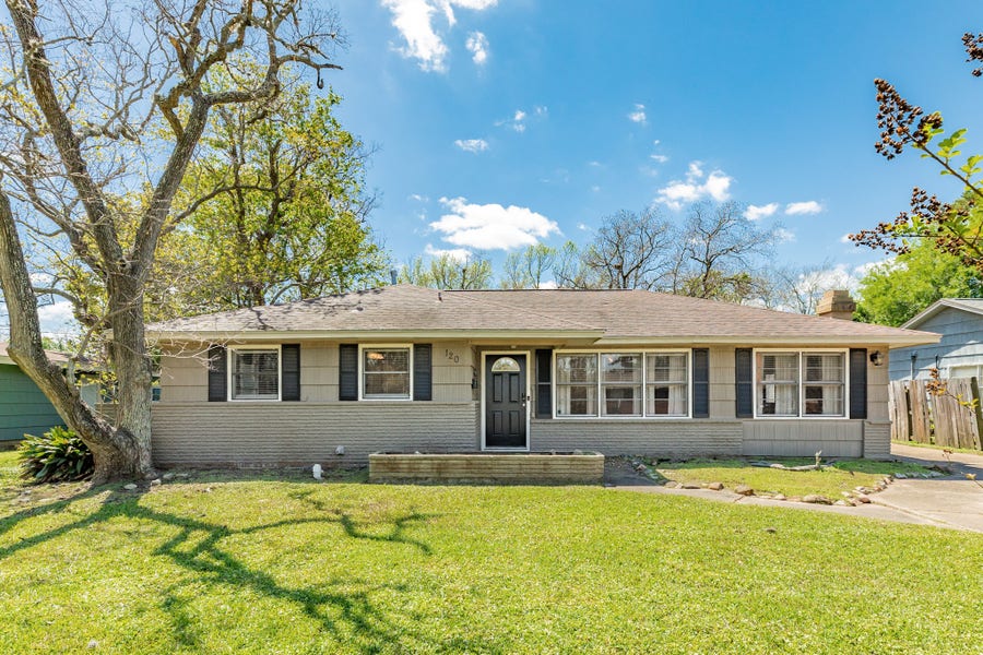 Property photo for 120 Palm Lane, Lake Jackson, TX