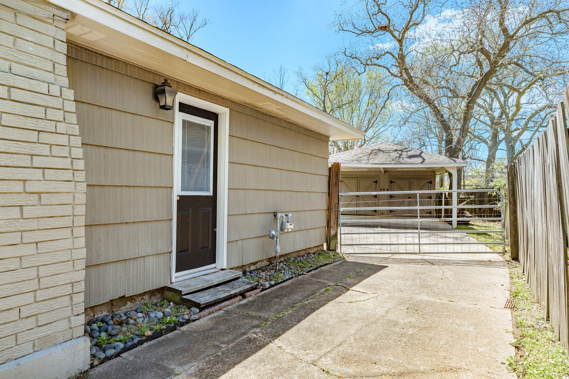 120 Palm Lane, Lake Jackson, TX 77566