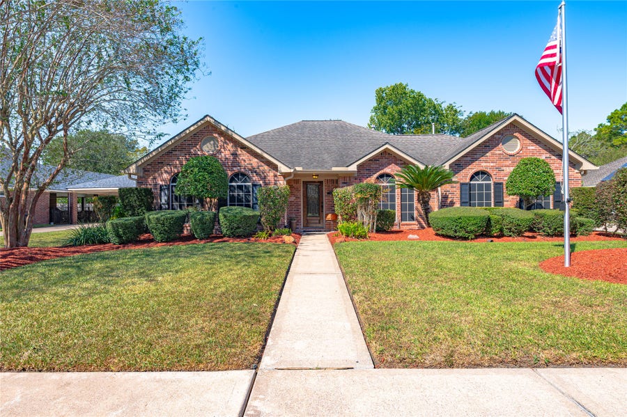 Property photo for 505 Twin Pines Drive, Friendswood, TX