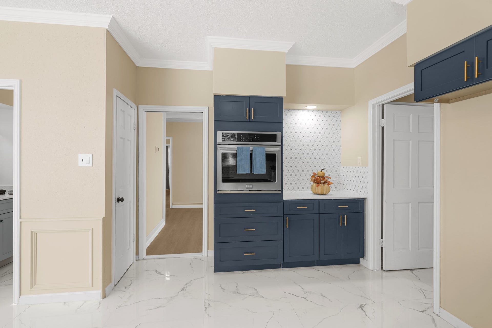 15110 Walters Road, Houston, TX 77068 Coffee area, separate build-in oven