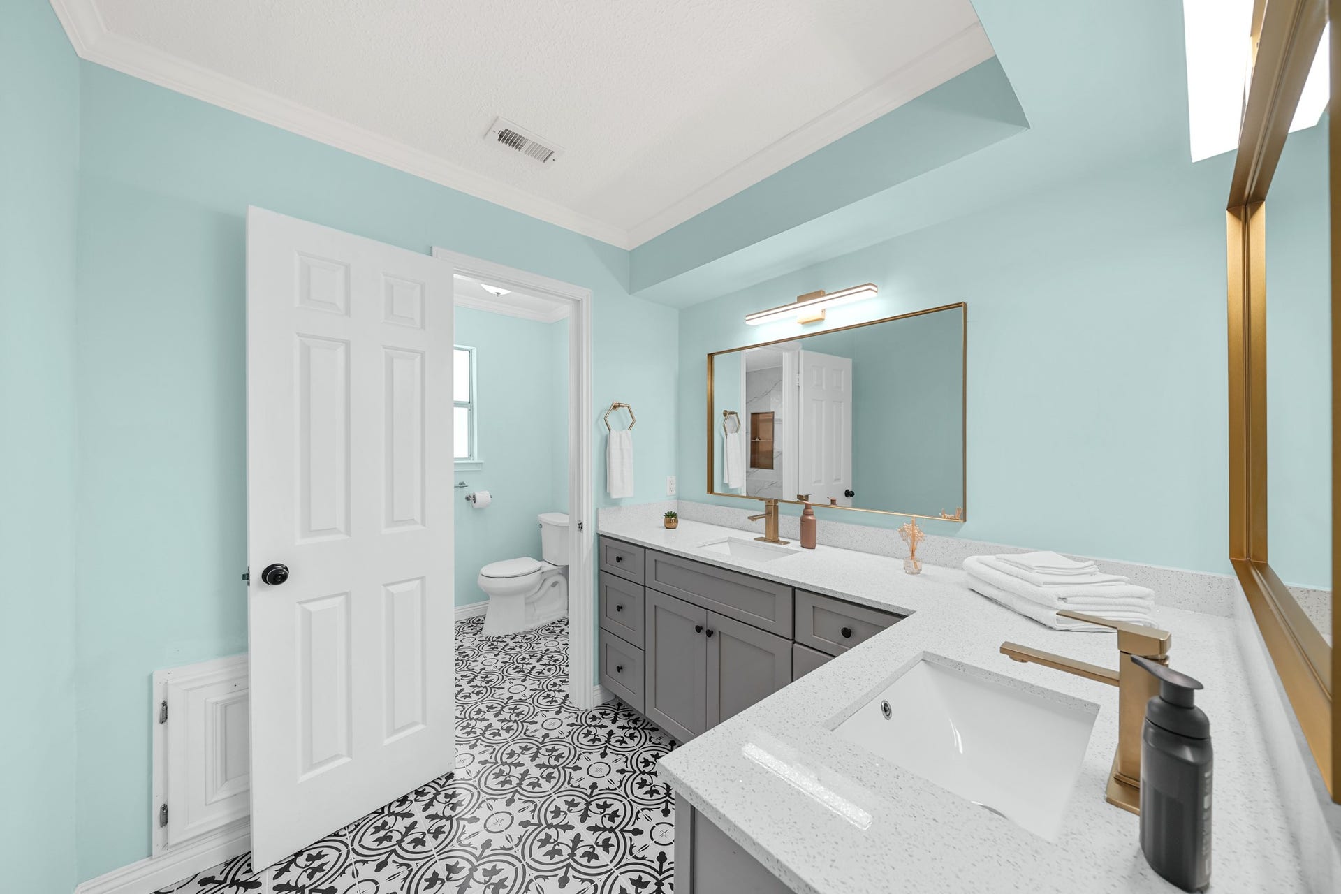 15110 Walters Road, Houston, TX 77068 Guest Room Bathroom