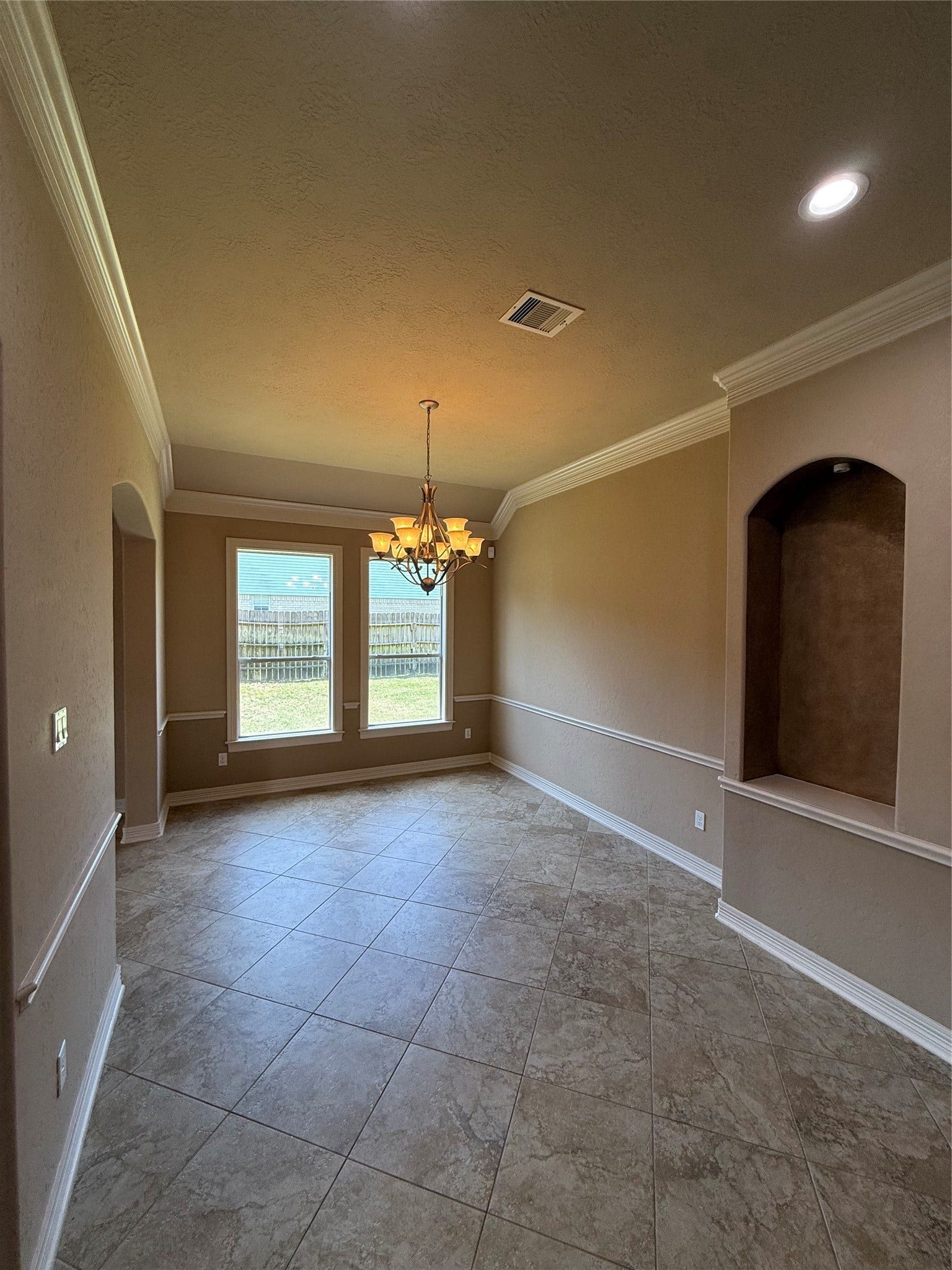 19841 S Plantation Estates Drive, Porter, TX 77365 Spacious dining room area with large windows!