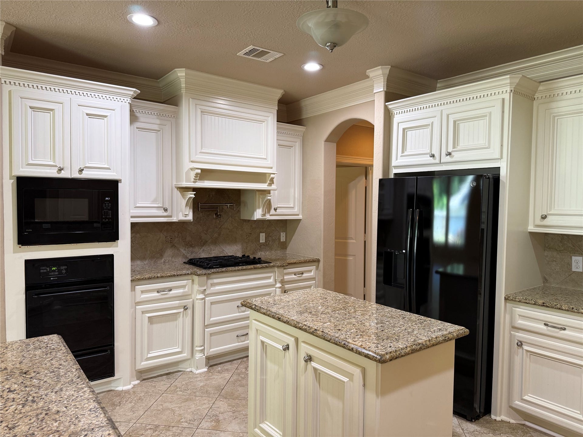 19841 S Plantation Estates Drive, Porter, TX 77365 Brand new gas stove, microwave, and thoughtfully designed finishes throughout the kitchen.