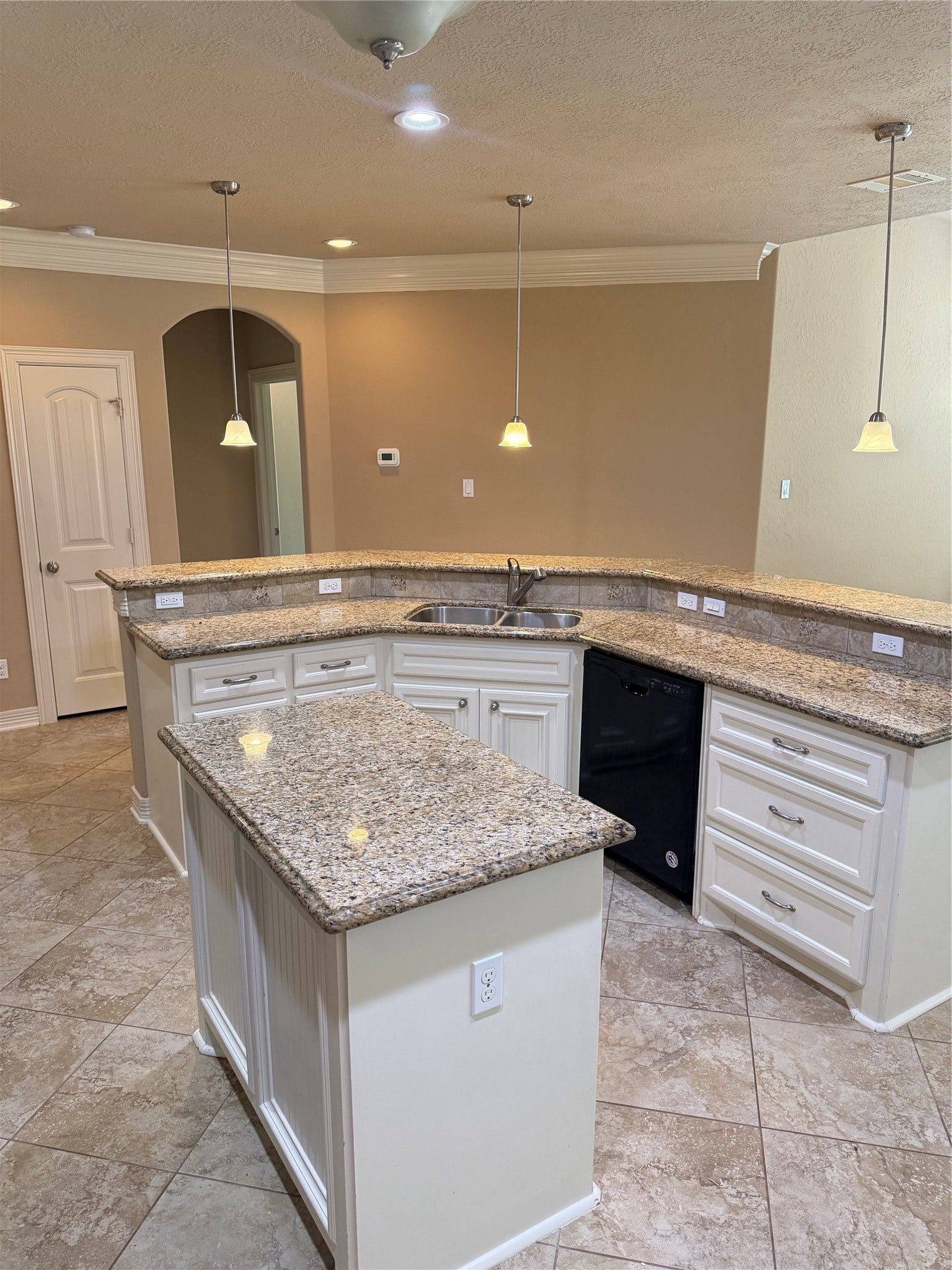 19841 S Plantation Estates Drive, Porter, TX 77365 Spacious kitchen with granite countertops, a central island, and elegant pendant lighting, perfect for entertaining and meal prep.