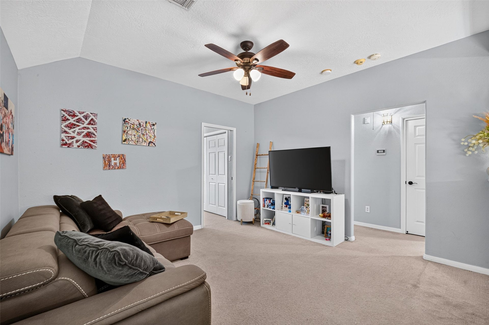 113 Erin Court, La Porte, TX 77571 Spacious game room
