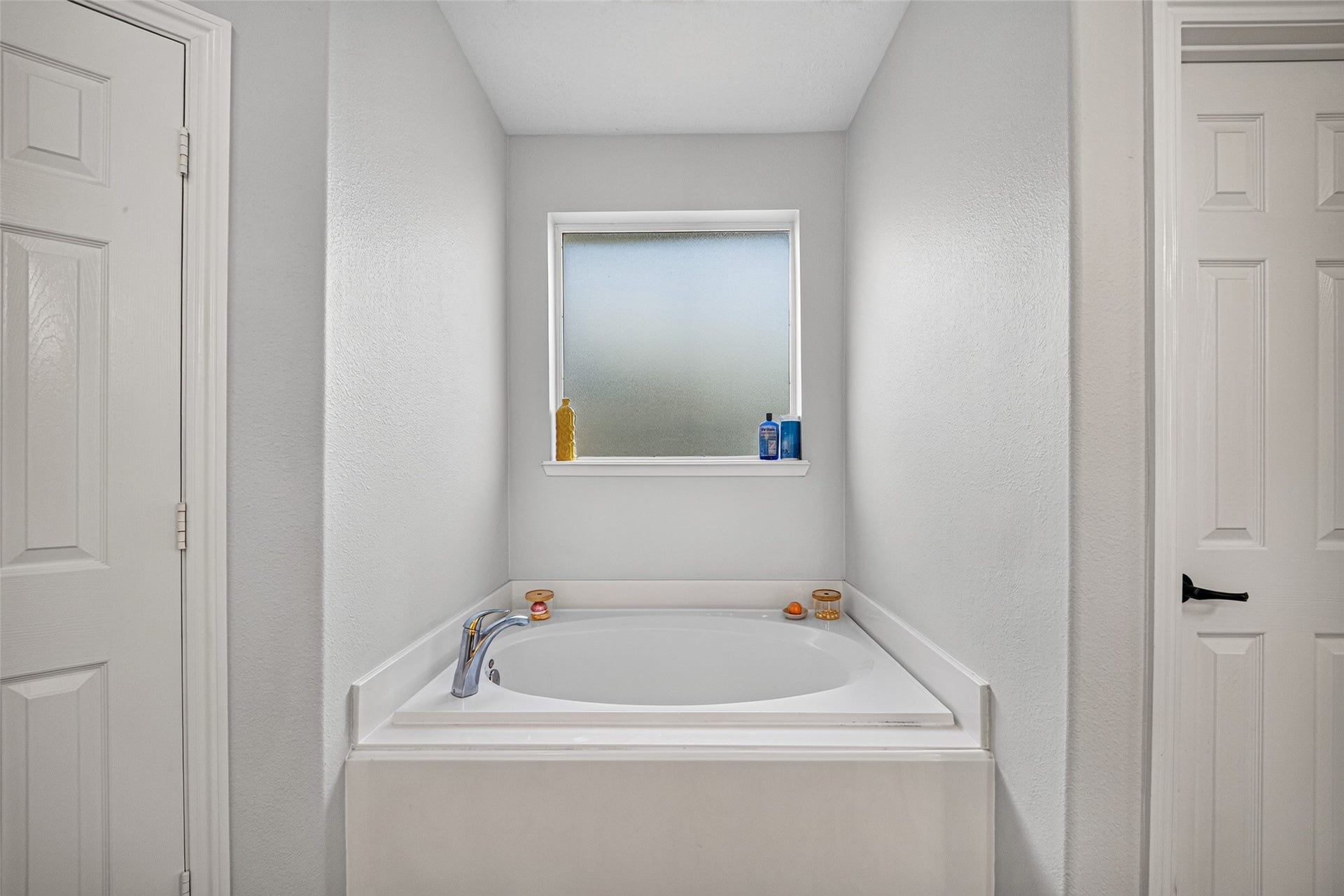 113 Erin Court, La Porte, TX 77571 Soaking garden tub set beneath a bright window.