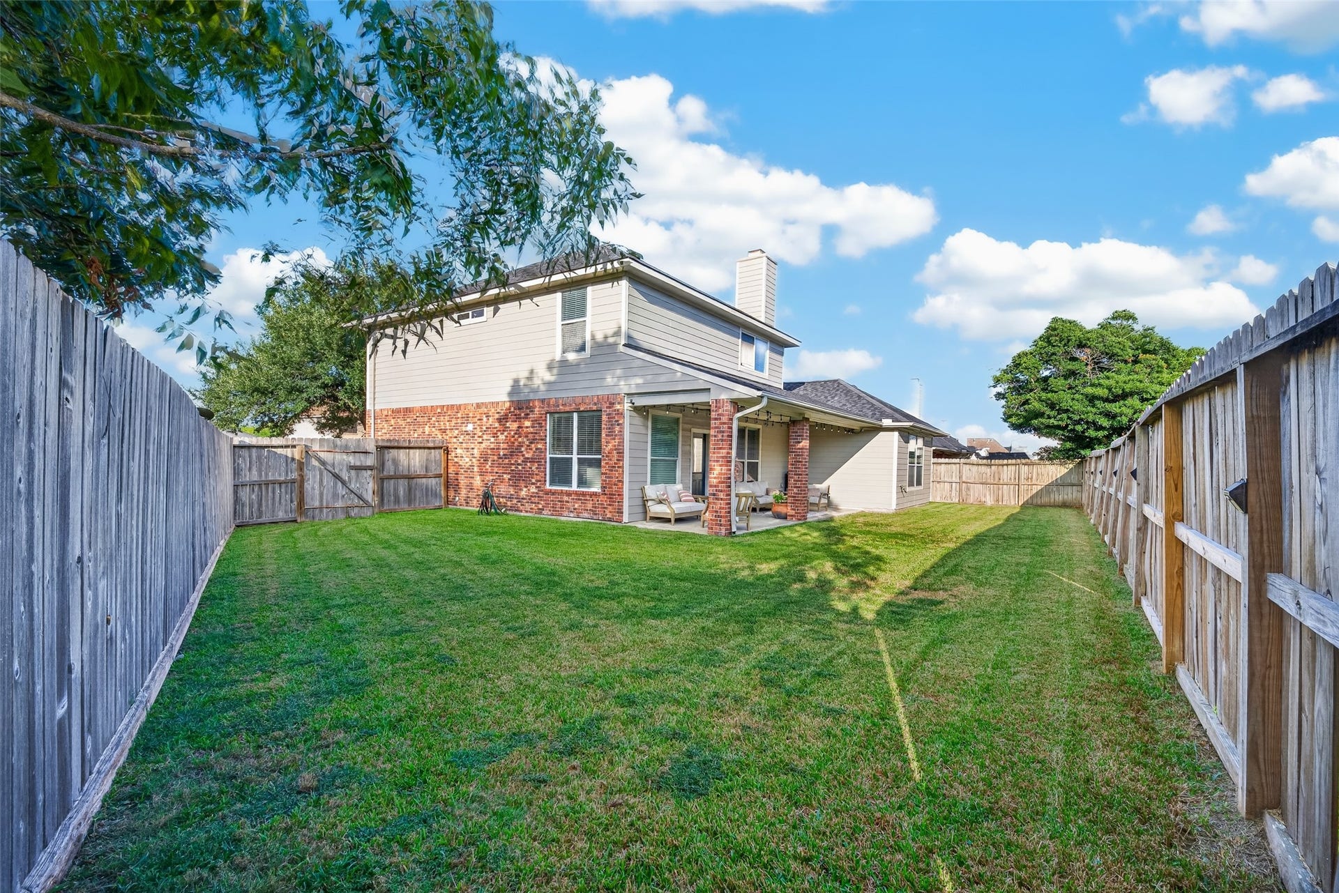 113 Erin Court, La Porte, TX 77571 Private side yard with fence and greenery.