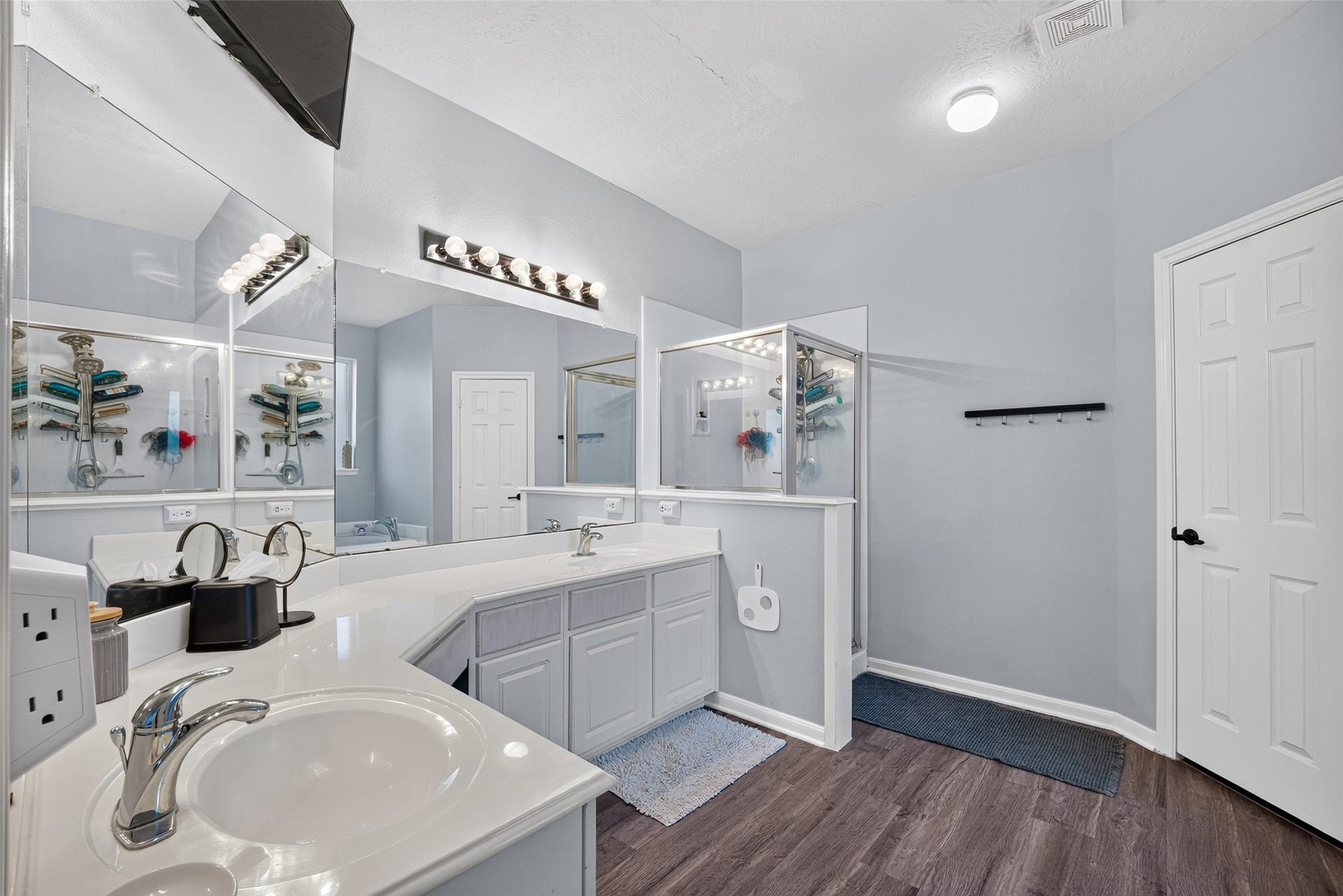 113 Erin Court, La Porte, TX 77571 Spa-like primary bath with double vanity.