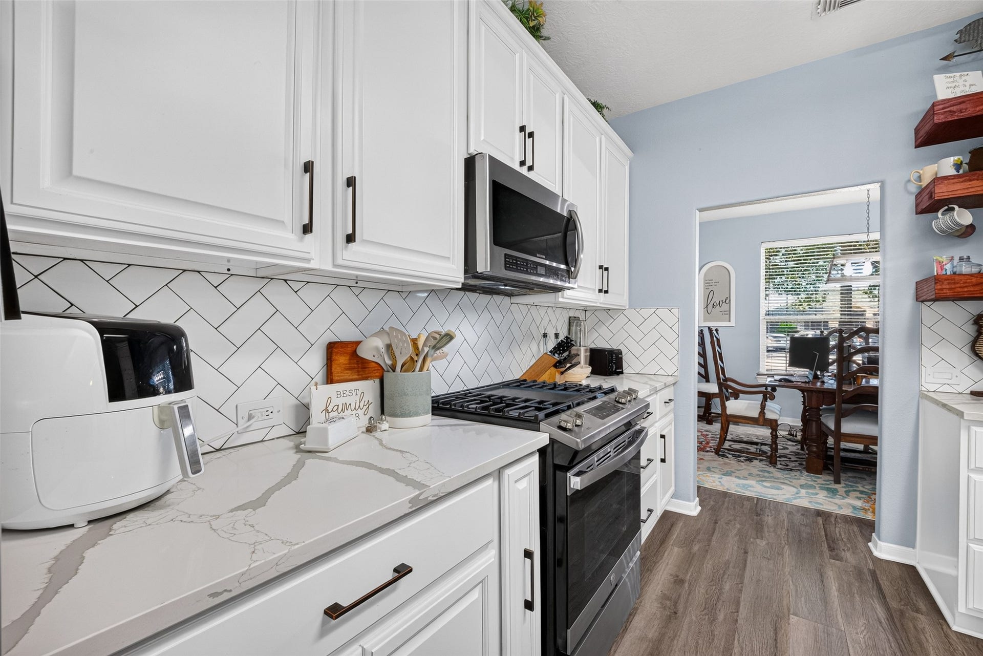 113 Erin Court, La Porte, TX 77571 Efficient kitchen layout with everything within easy reach.
