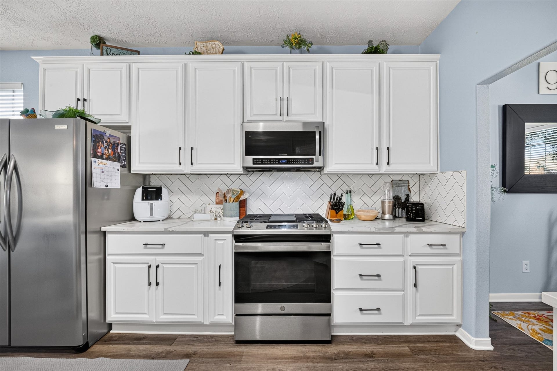 113 Erin Court, La Porte, TX 77571 Bright kitchen with stainless appliances and plenty of storage.