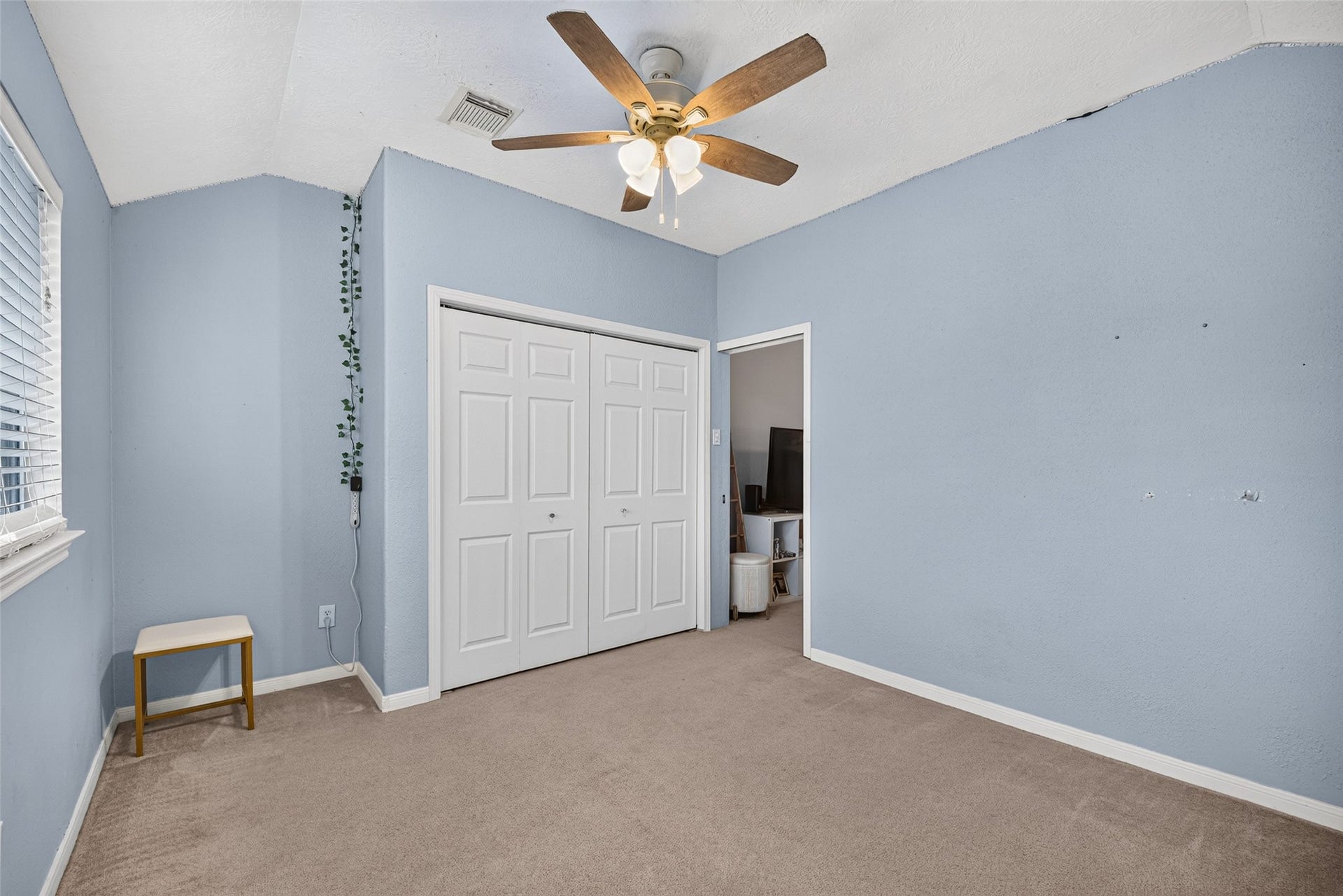 113 Erin Court, La Porte, TX 77571 Bedroom with generous closet space and soft natural light.