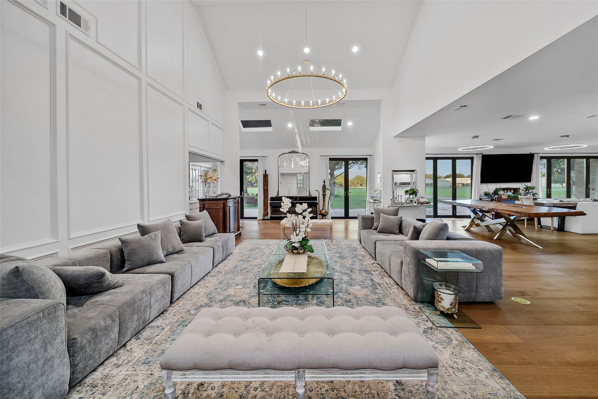 11 W Kitty Hawk ST, Richmond, TX 77406 Spacious main living area with soaring ceiling, abundant natural light and an inviting open-concept design.