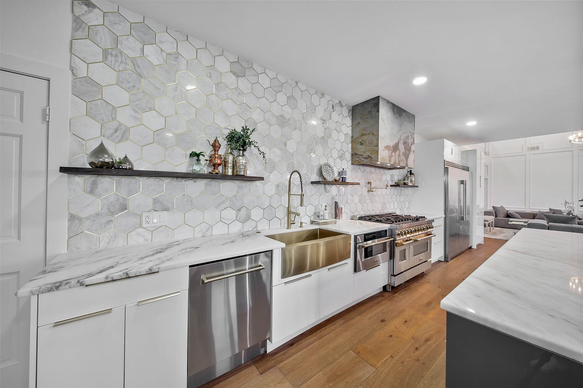 11 W Kitty Hawk ST, Richmond, TX 77406 Thoughtfully designed cabinetry and additional counter space provide, comercial range, double oven, fridge, frezzer,uder couter microwave, front apron extra large sink and faucet appliances both functionality and sophisticated presentation.