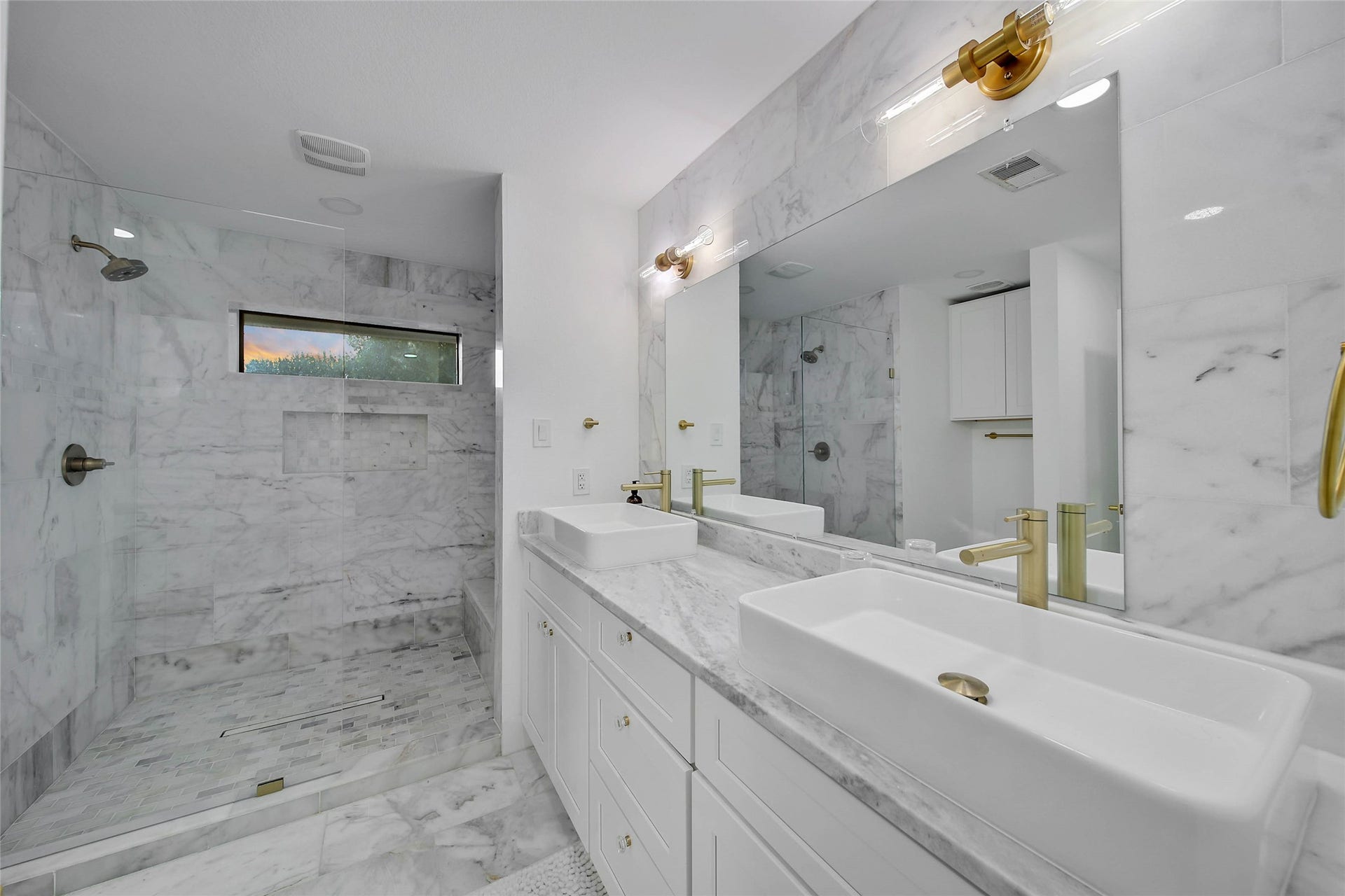 11 W Kitty Hawk ST, Richmond, TX 77406 Well-appointed secondary bath features a glass-enclosed shower, generous vanity and bright finishes.