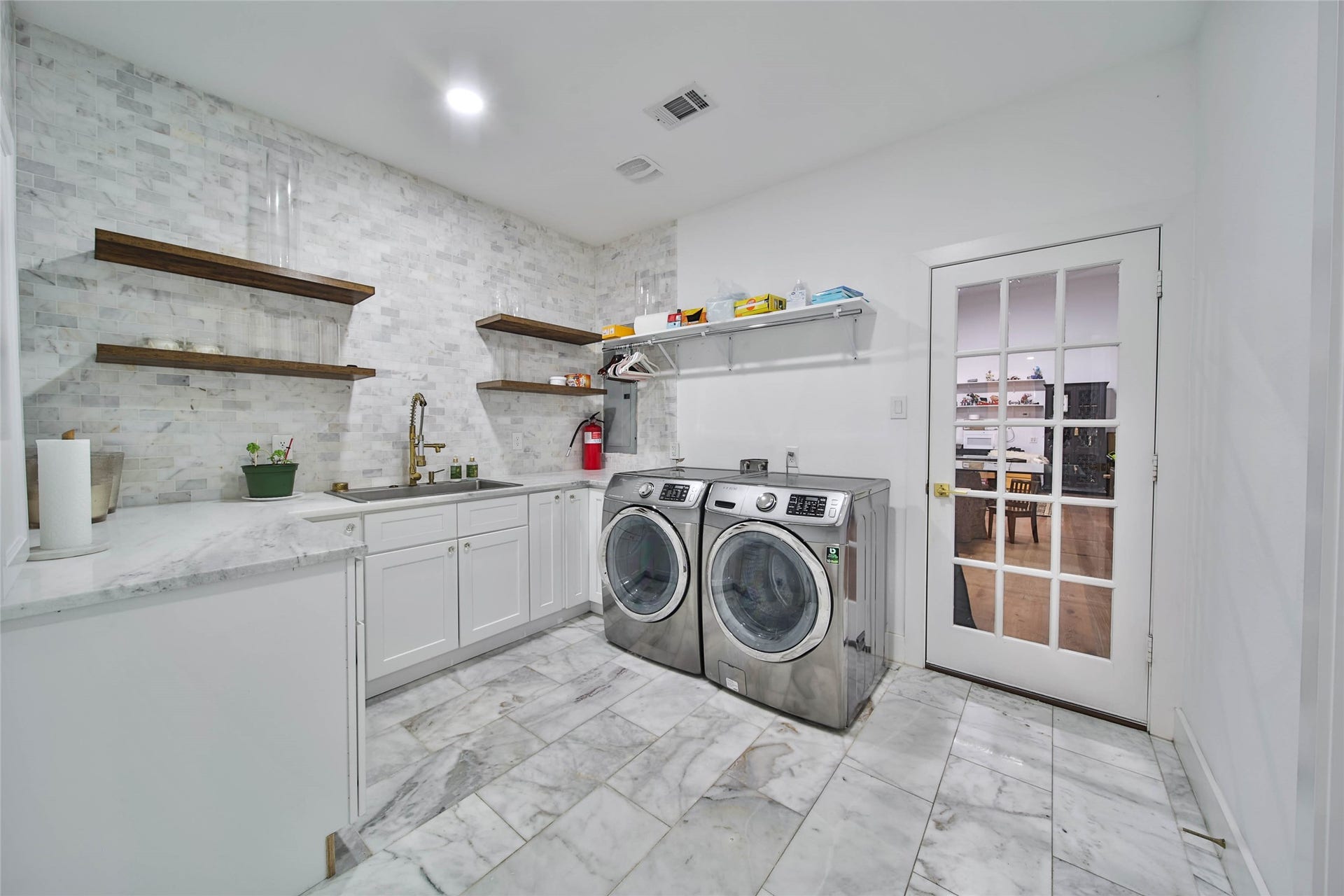 11 W Kitty Hawk ST, Richmond, TX 77406 Dedicated utility room provides additional cabinetry, marble counter tops, extra large stainlessteel sink, workspace and practical household storage.