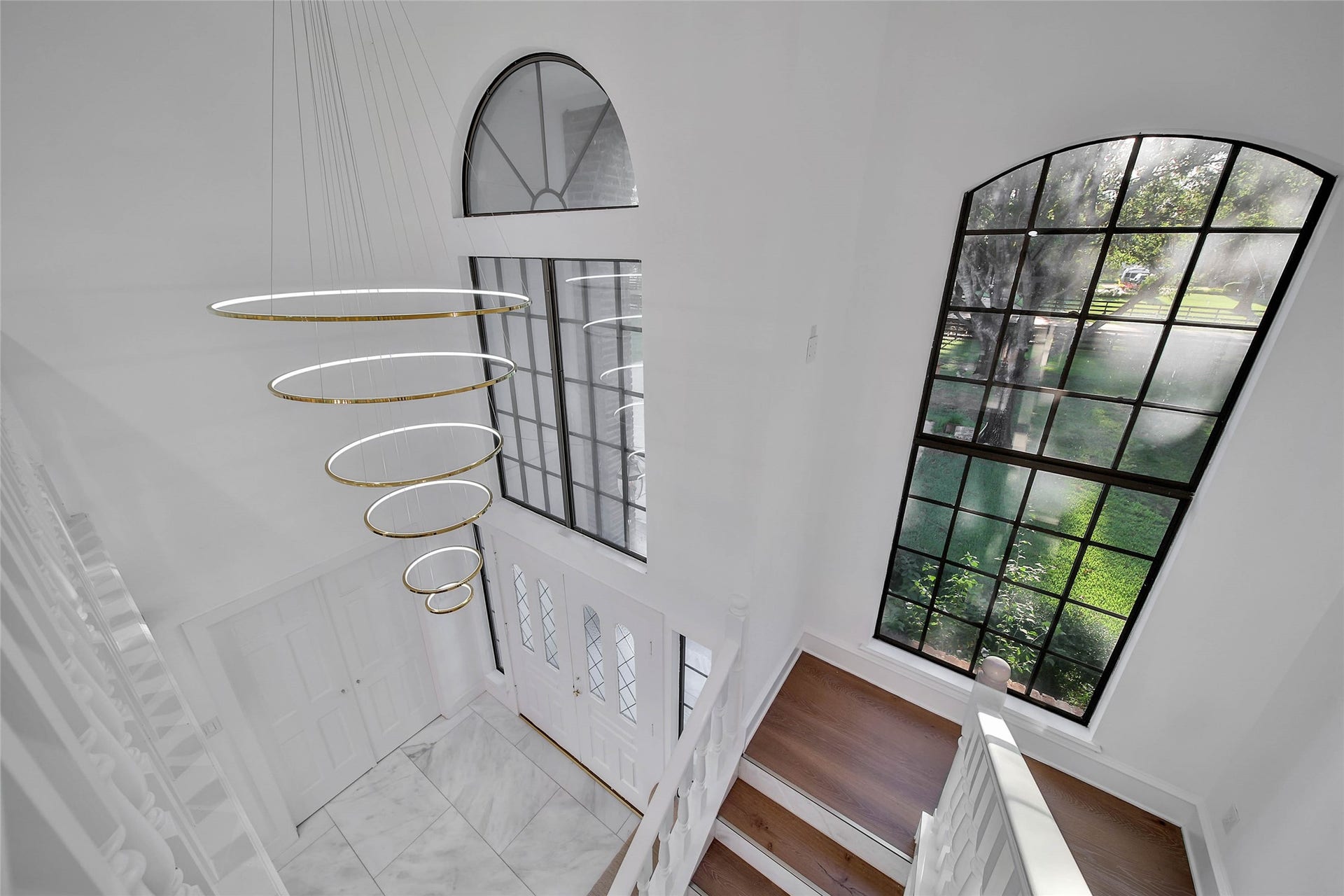 11 W Kitty Hawk ST, Richmond, TX 77406 Architectural double height entrance with an extra large modern chadellier, staircase and dramatic arched window bring natural light and character to the second level.