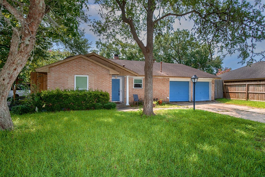 Property photo for 5011 Encino Court, Friendswood, TX