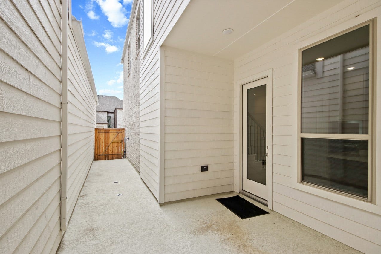 413 Meadows Peak Lane, Montgomery, TX 77316 Private outdoor patio