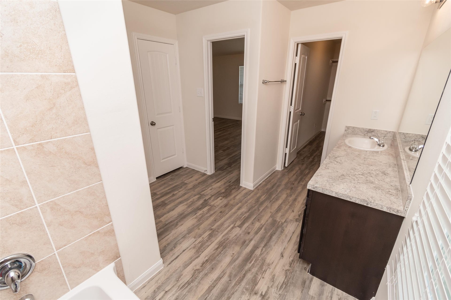 73 Santa Barbara Drive, Manvel, TX 77578 Photos may be representative of the floor plan and not the exact home. Finishes, layout, and features of the actual property for lease may vary.