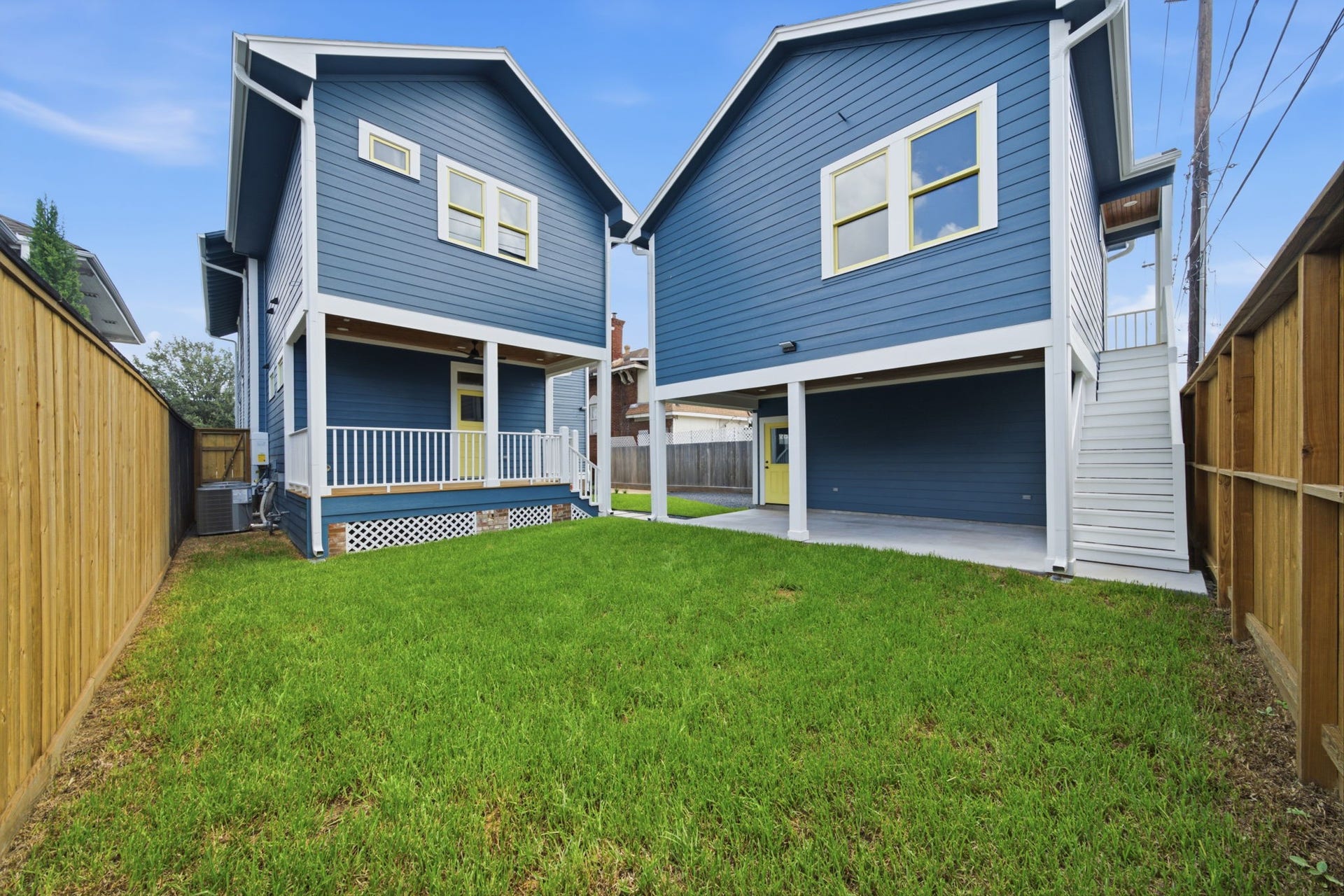 404 Avondale Street, Houston, TX 77006 Spacious fenced yard, featuring a cozy porch and convenient carport, perfect for outdoor enjoyment and easy access.