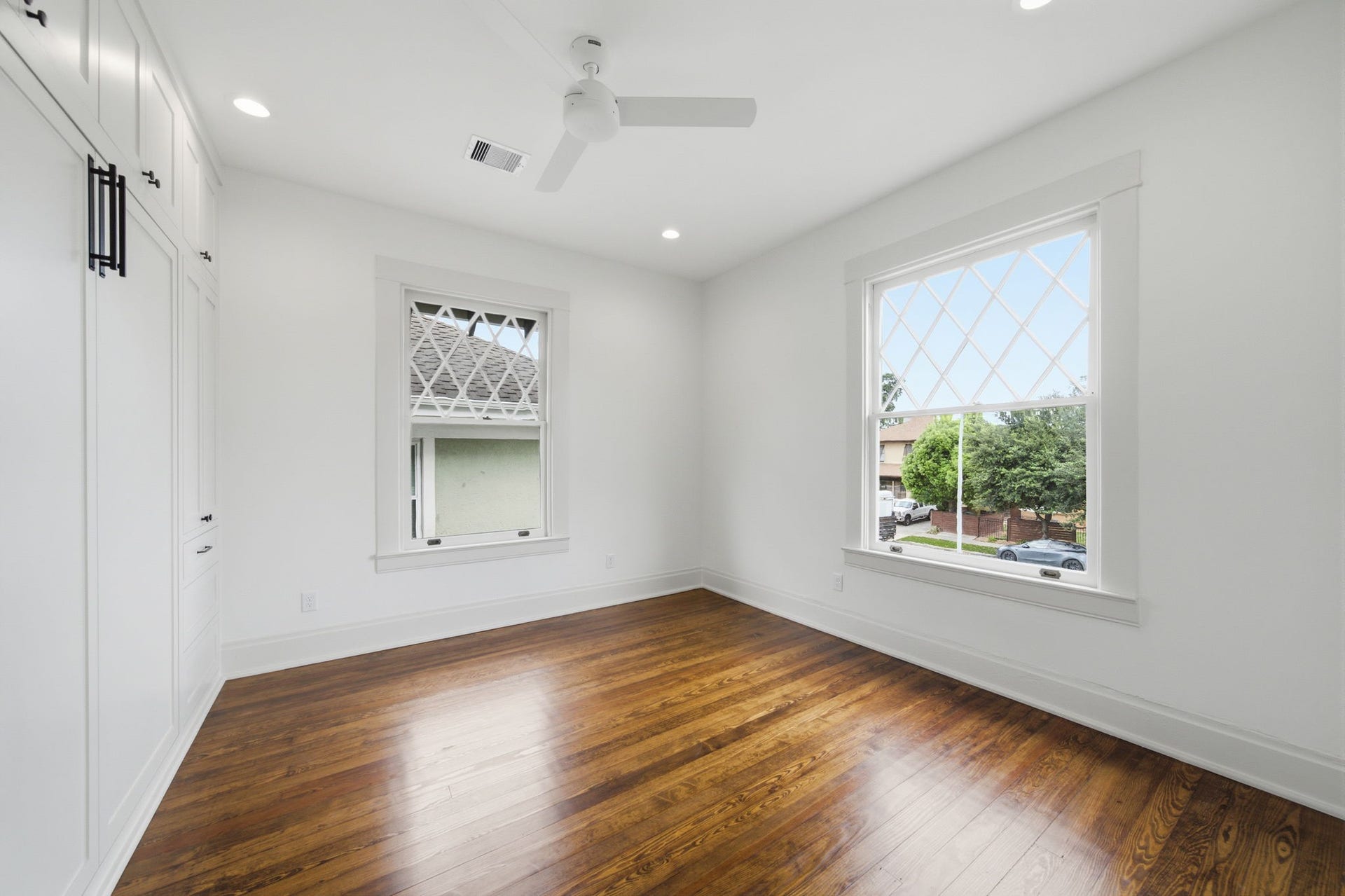 404 Avondale Street, Houston, TX 77006 Bright and spacious room with beautiful hardwood floors, large windows offering plenty of natural light, and elegant built-in storage.