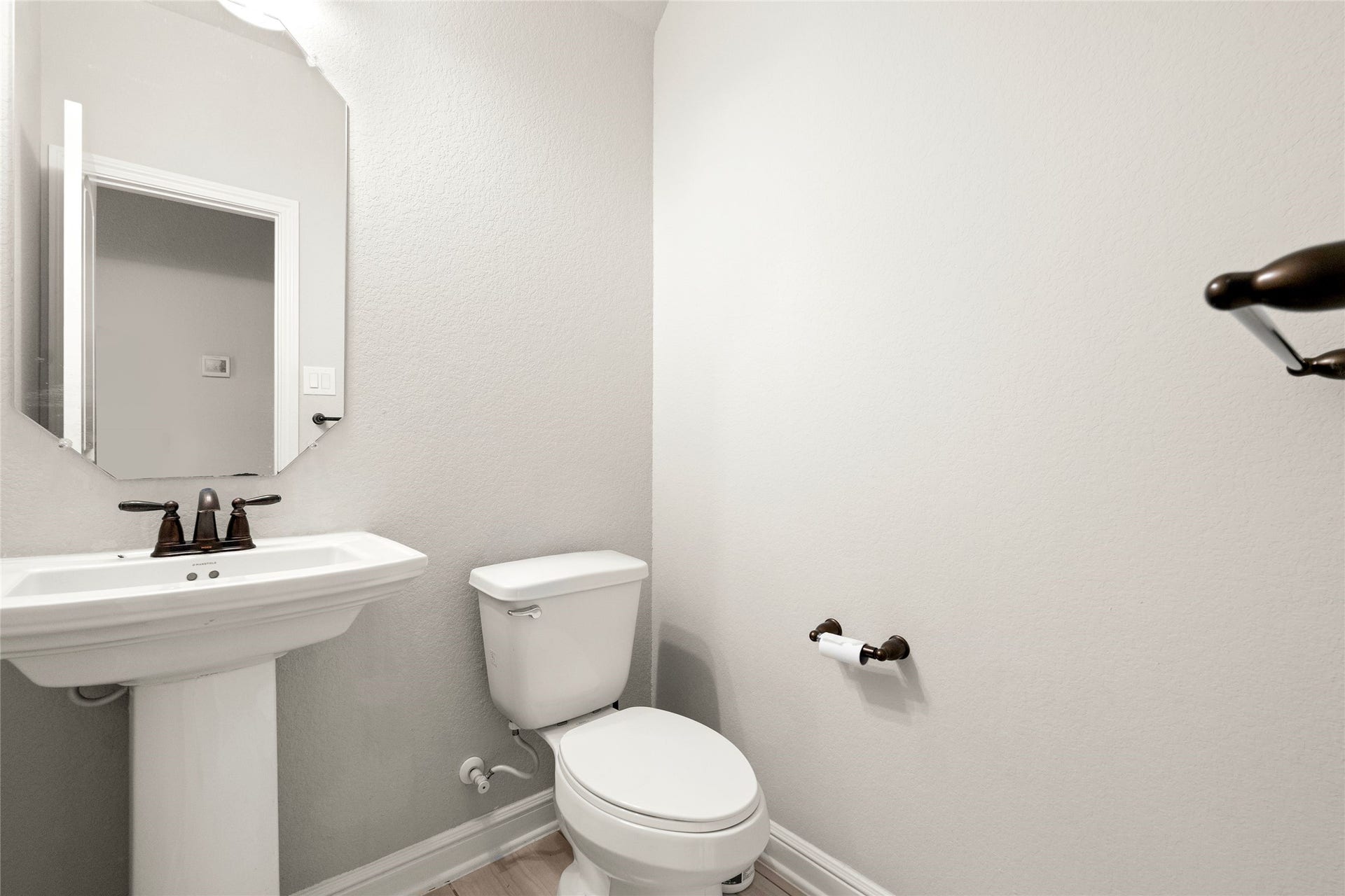 3015 Dawn Light Drive, Rosenberg, TX 77471 Convenient powder room