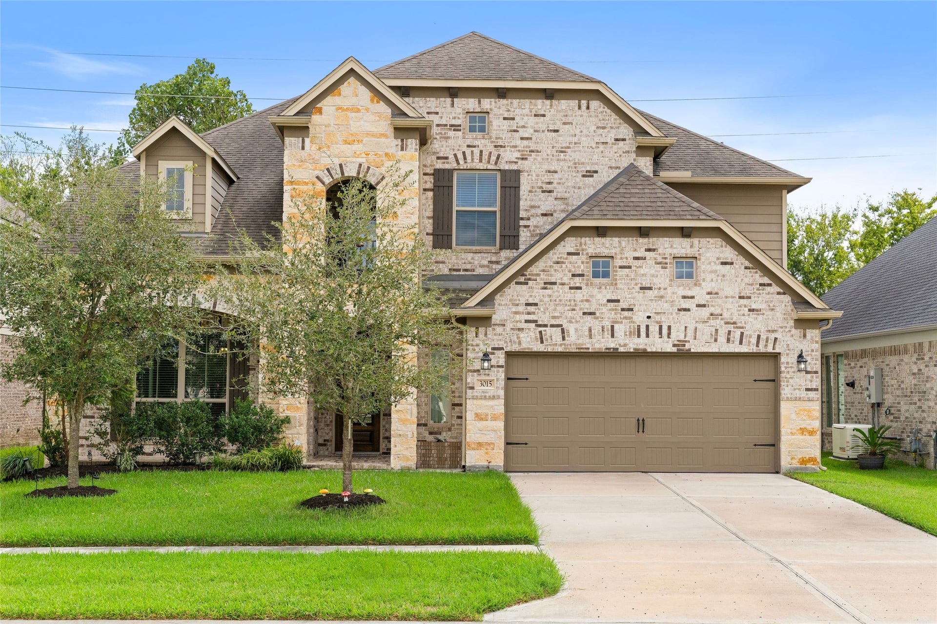 3015 Dawn Light Drive, Rosenberg, TX 77471 Beautiful curb appeal in gated Briarwood Crossing