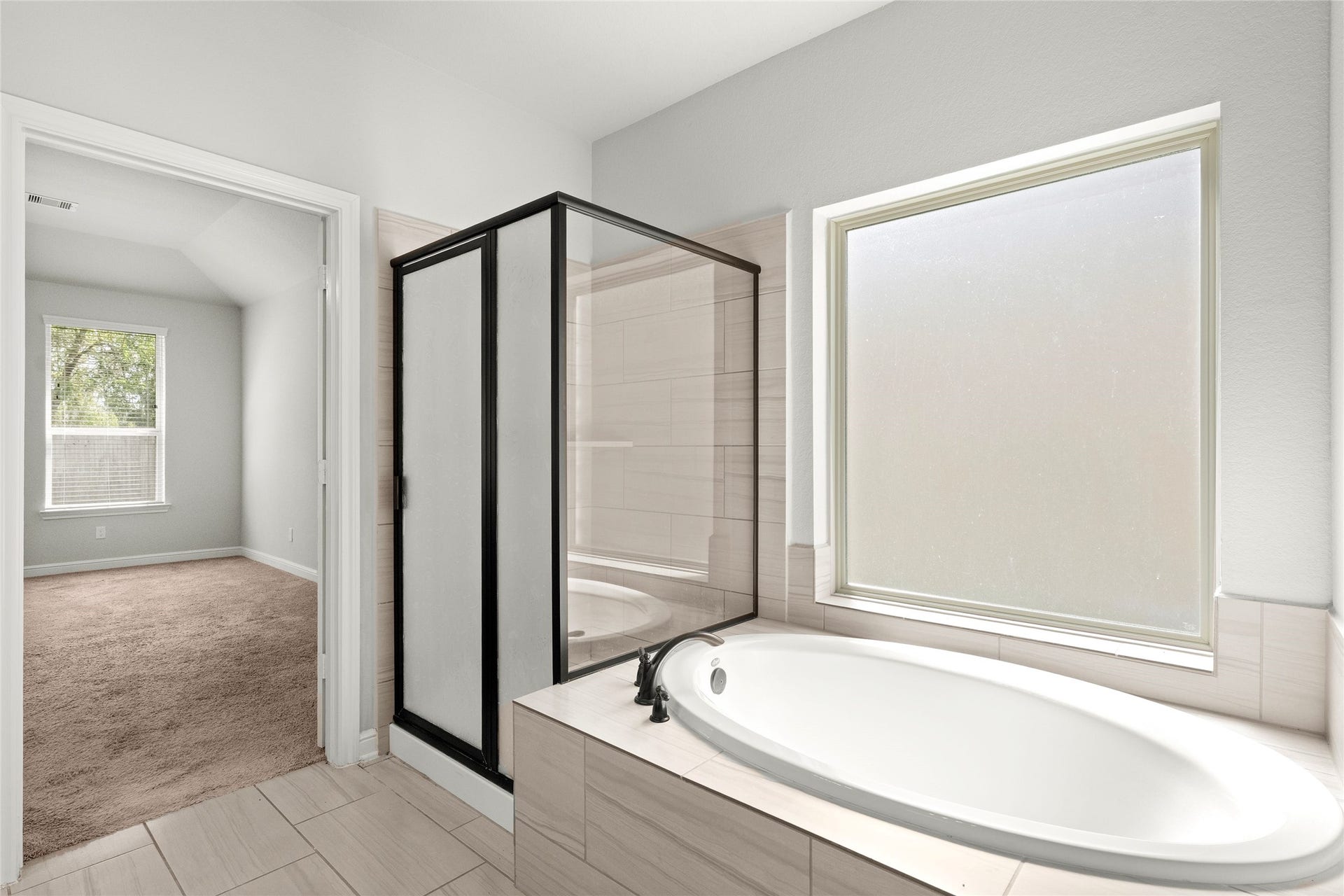 3015 Dawn Light Drive, Rosenberg, TX 77471 Spa-like primary bath with garden tub and glass shower