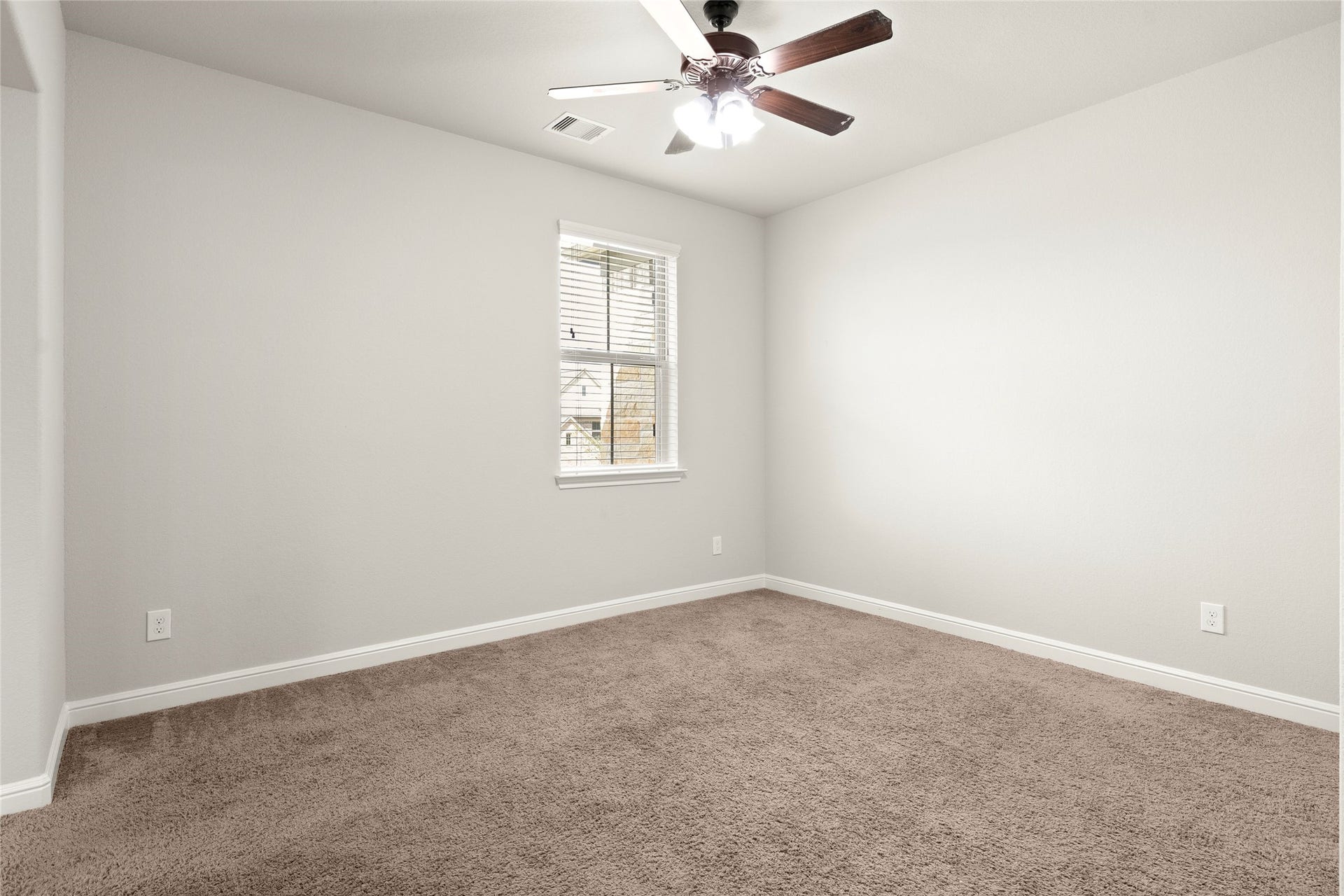 3015 Dawn Light Drive, Rosenberg, TX 77471 Cozy secondary bedroom