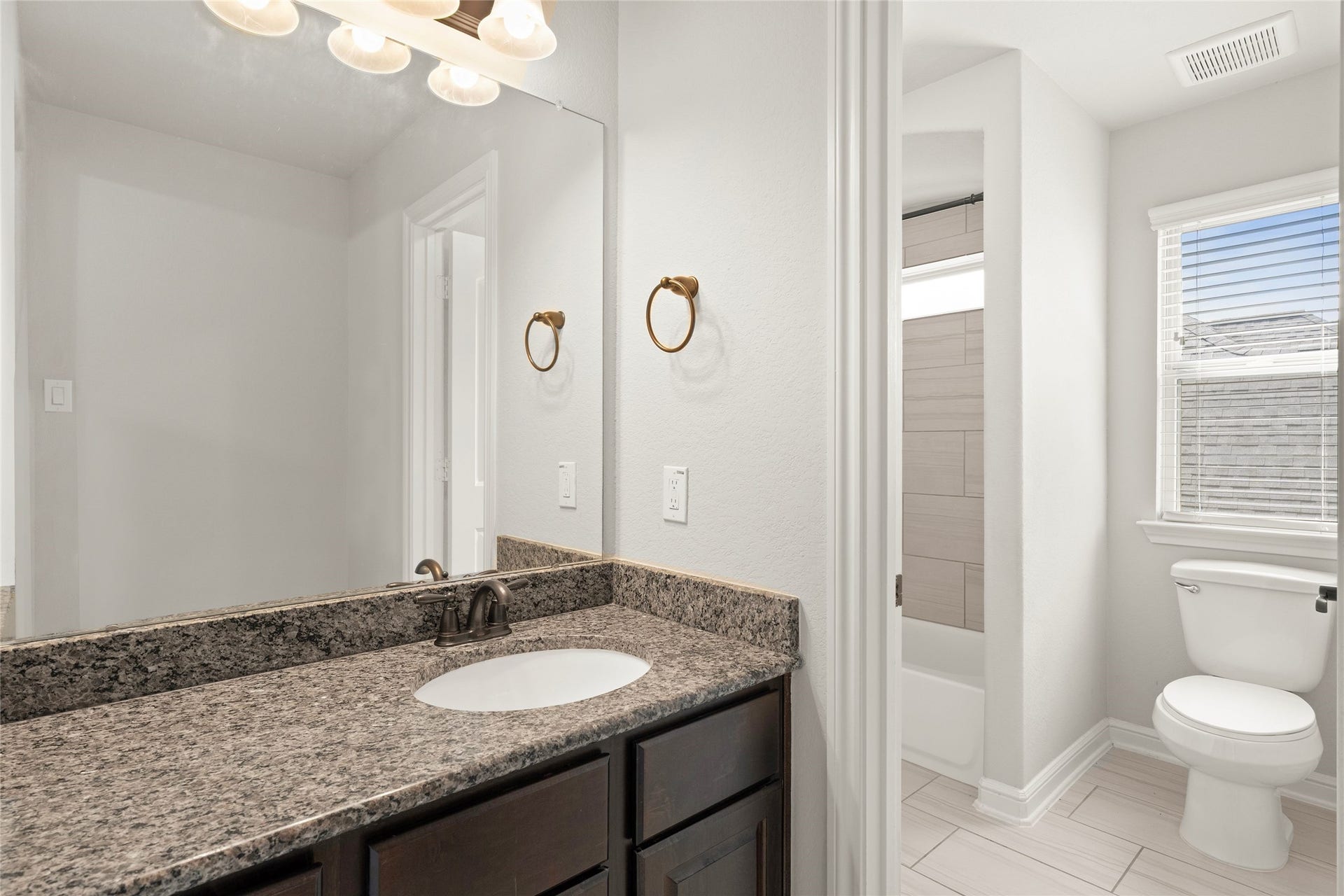 3015 Dawn Light Drive, Rosenberg, TX 77471 Convenient full bathroom
