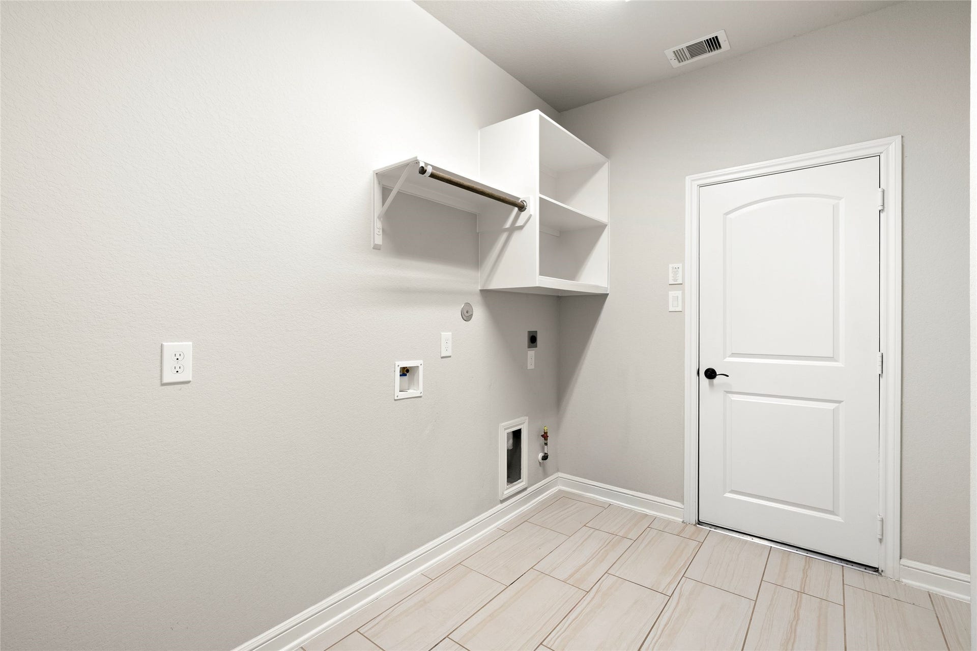 3015 Dawn Light Drive, Rosenberg, TX 77471 Dedicated laundry room