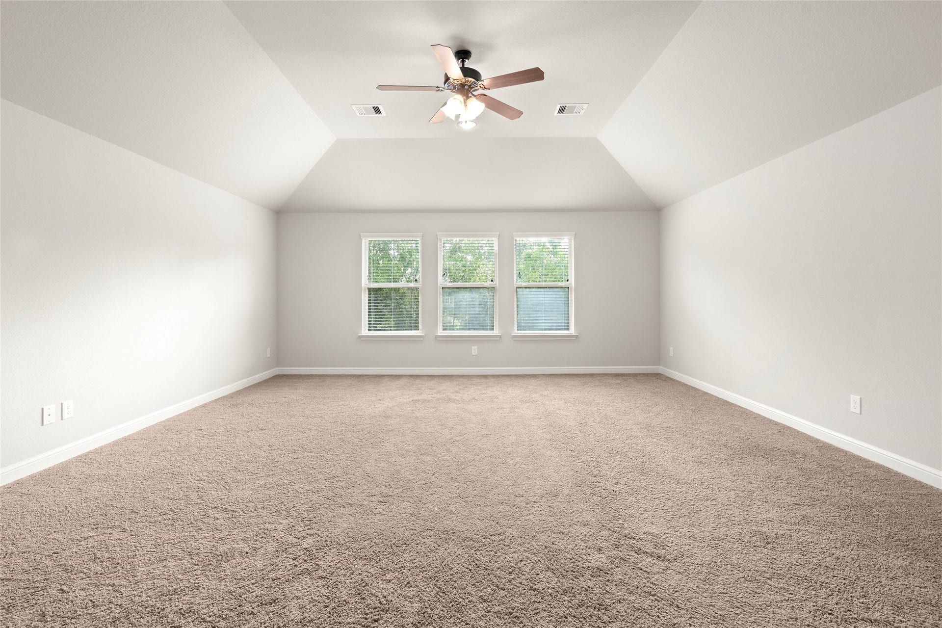 3015 Dawn Light Drive, Rosenberg, TX 77471 Open concept upstairs game room, massive for all your ideas!