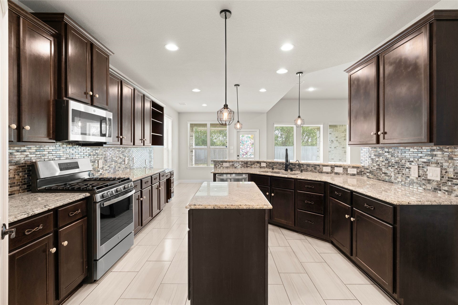 3015 Dawn Light Drive, Rosenberg, TX 77471 Gourmet kitchen with rich dark cabinetry