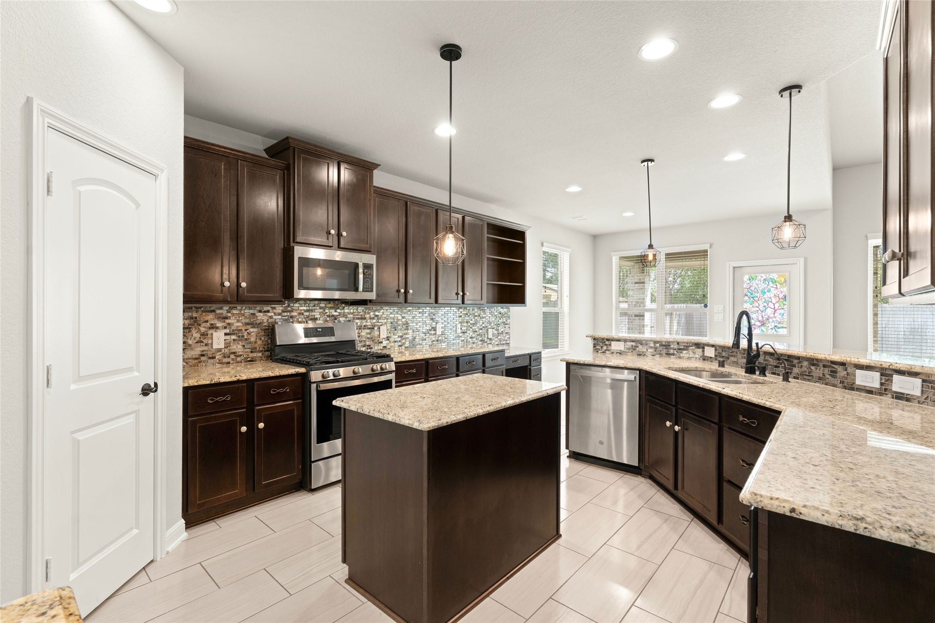 3015 Dawn Light Drive, Rosenberg, TX 77471 Open kitchen flowing into dining space
