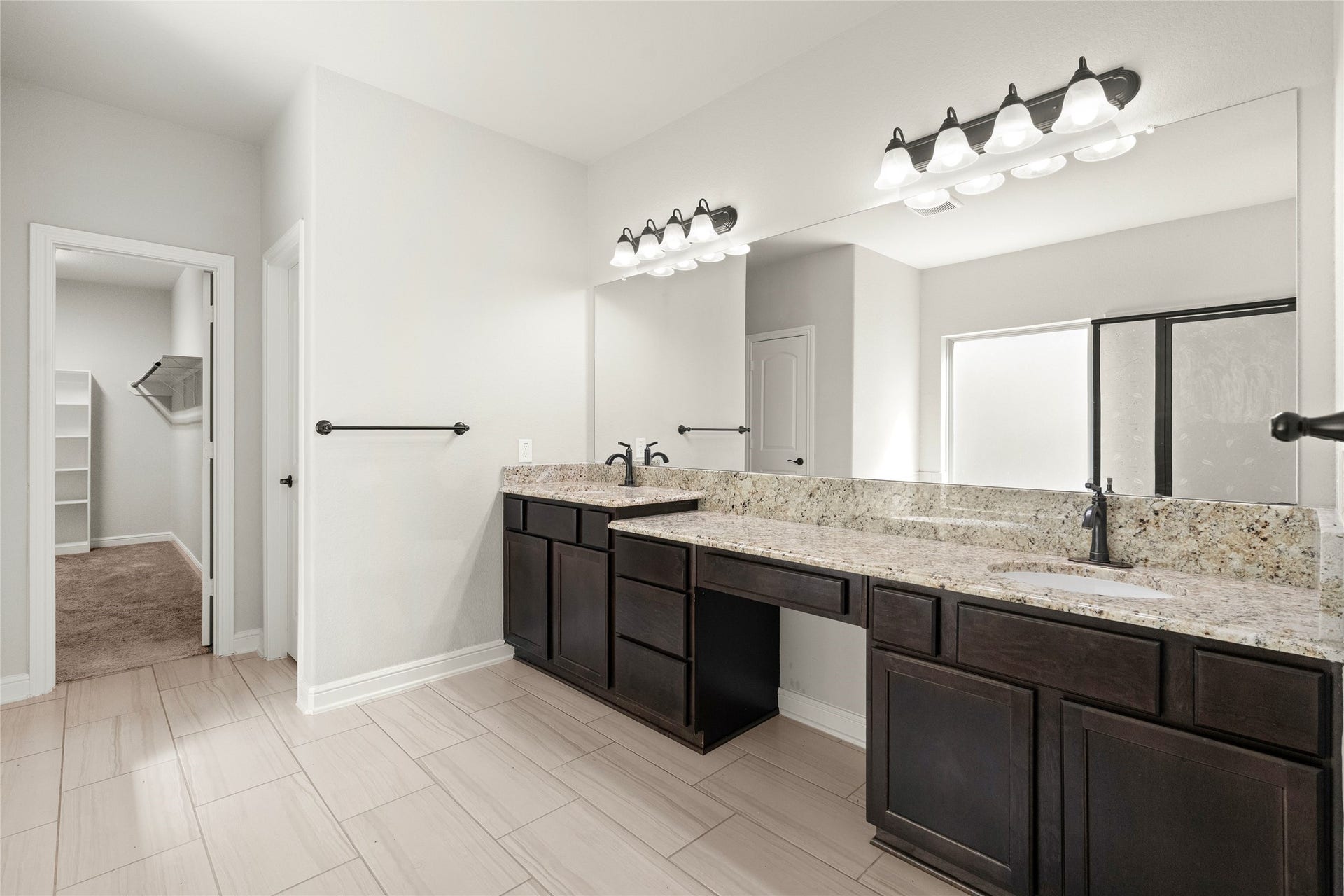 3015 Dawn Light Drive, Rosenberg, TX 77471 Dual-vanity full bathroom