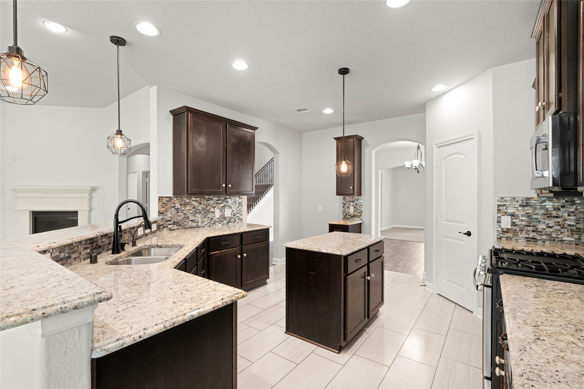 3015 Dawn Light Drive, Rosenberg, TX 77471 Kitchen with pendant lighting and breakfast bar
