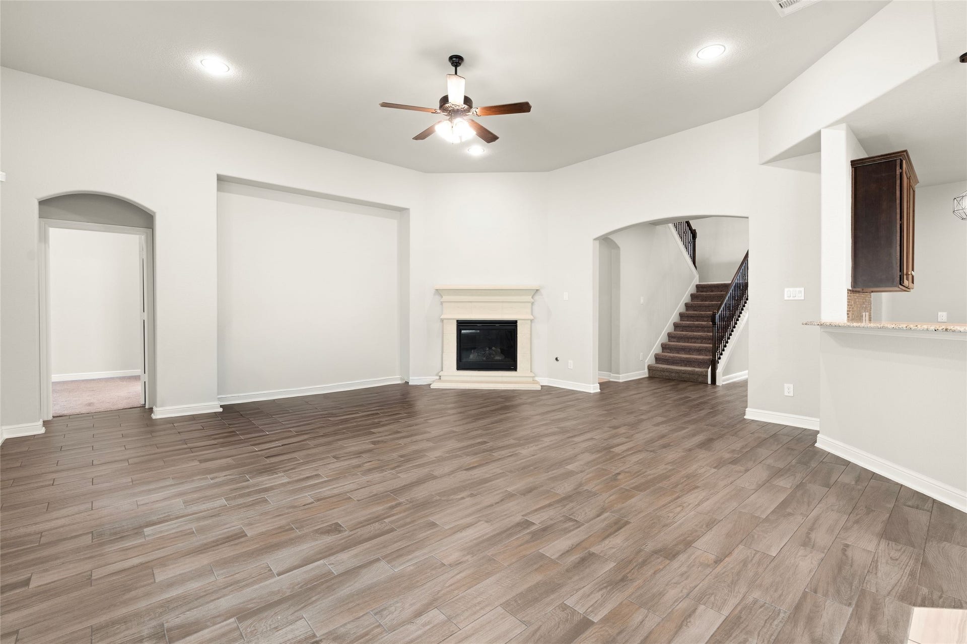 3015 Dawn Light Drive, Rosenberg, TX 77471 Generously sized living room