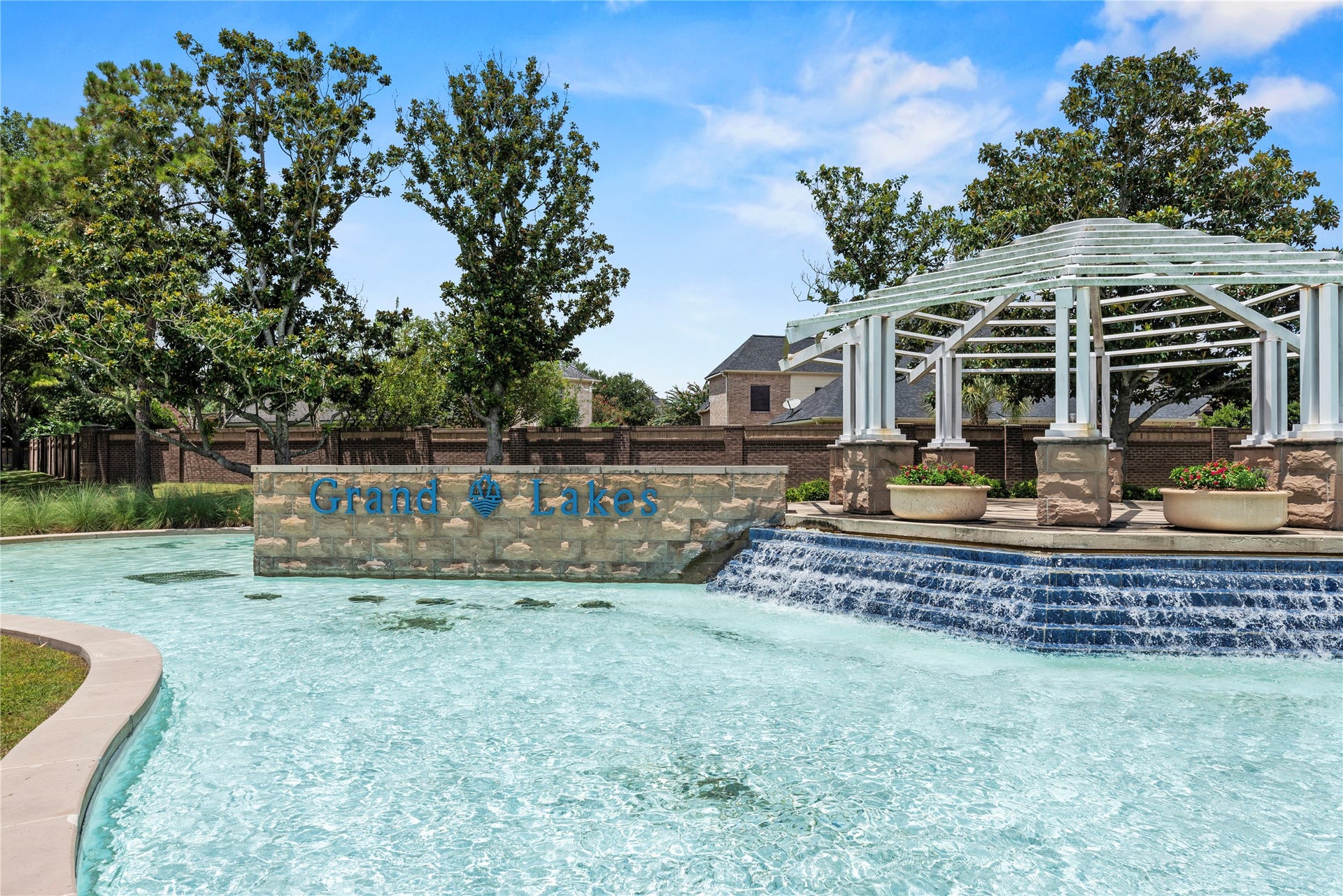 20918 Field Manor Lane, Katy, TX 77450 Experience serene living in Grand Lakes, featuring lakes, and resort style amenities situated just minutes from La Centerra at Cinco Ranch.