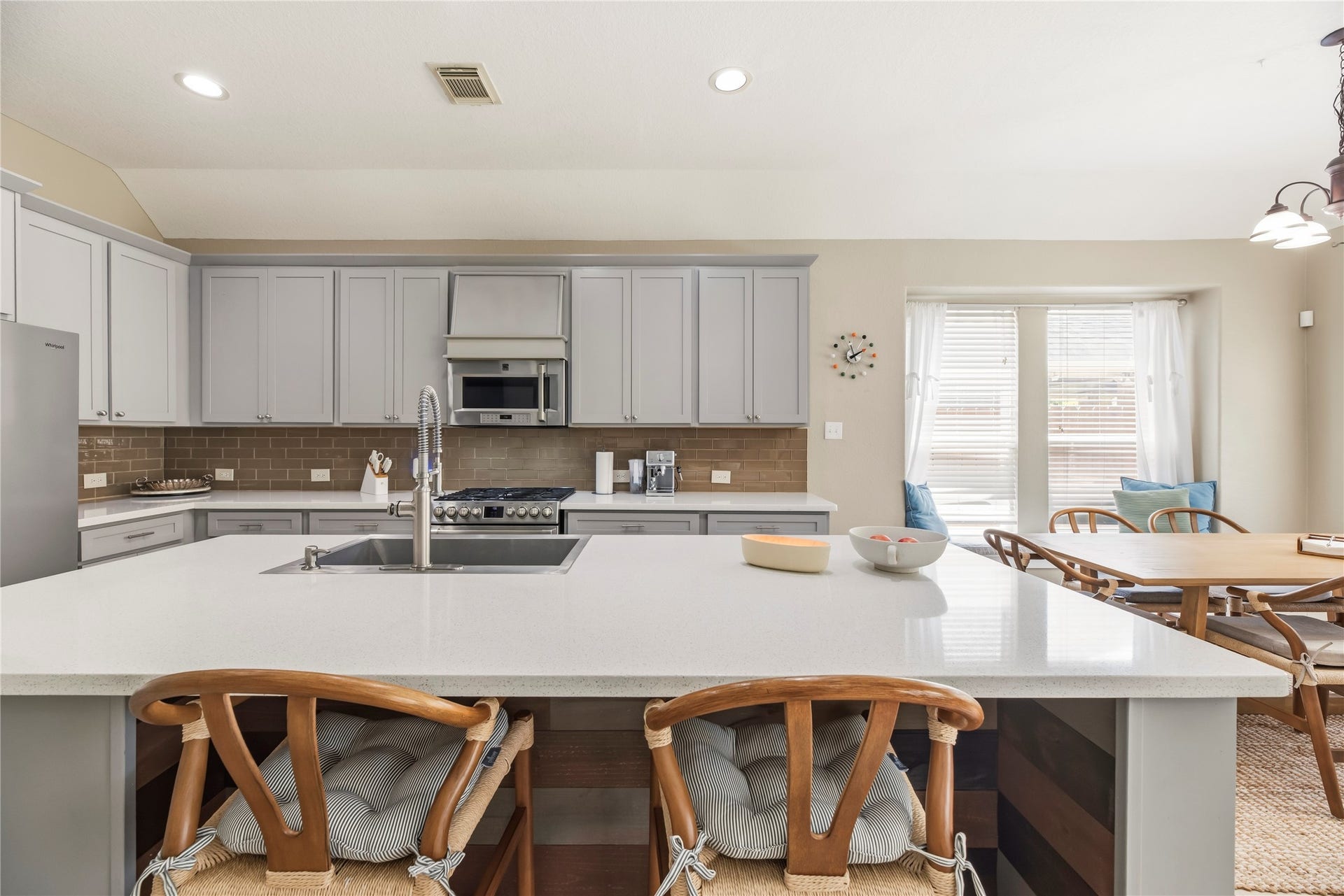 20918 Field Manor Lane, Katy, TX 77450 This beautiful updated kitchen is a true showstopper, with quartz countertops and modern finishes.