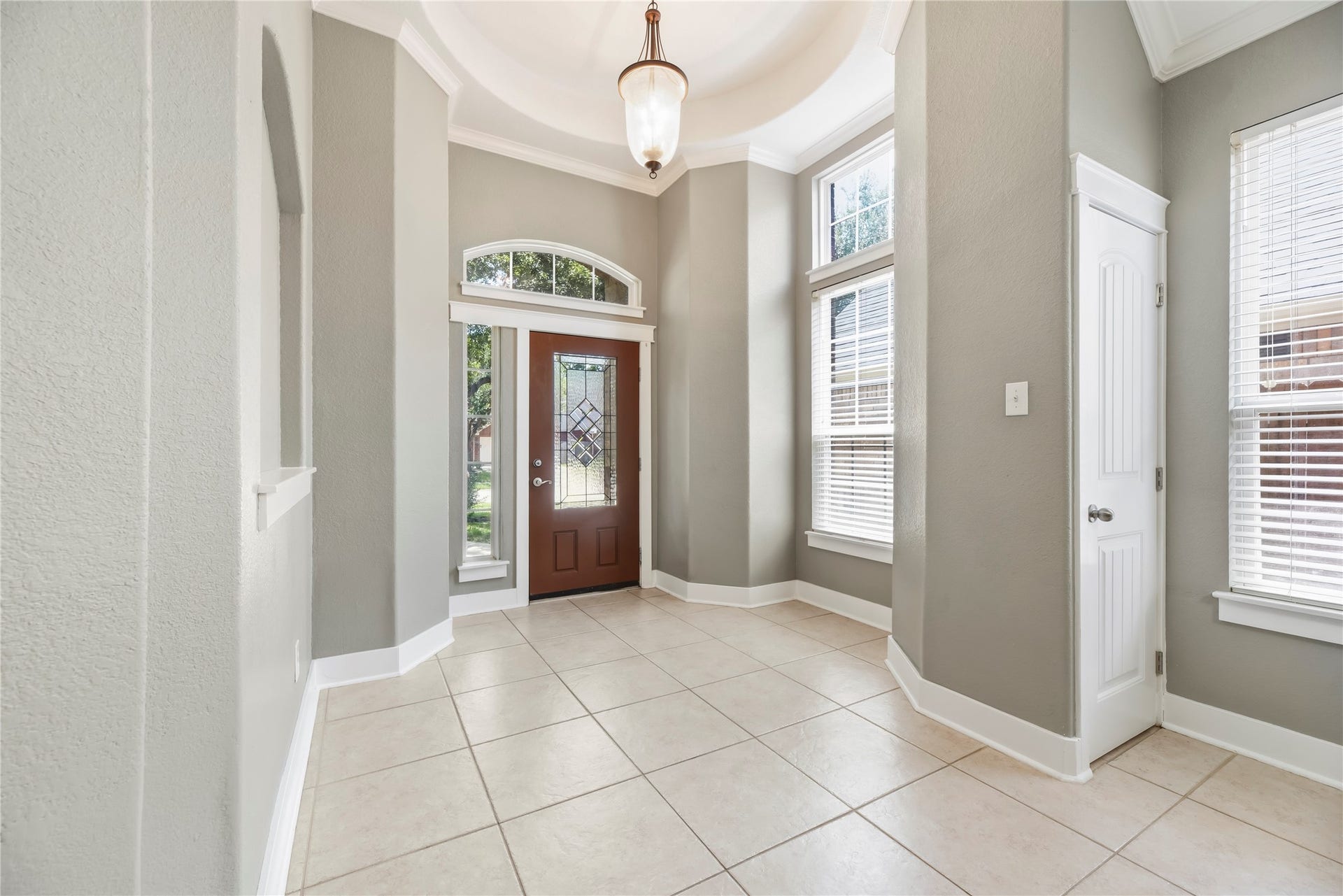 20918 Field Manor Lane, Katy, TX 77450 A welcoming foyer, elegant architectural niches create a stunning first impression.