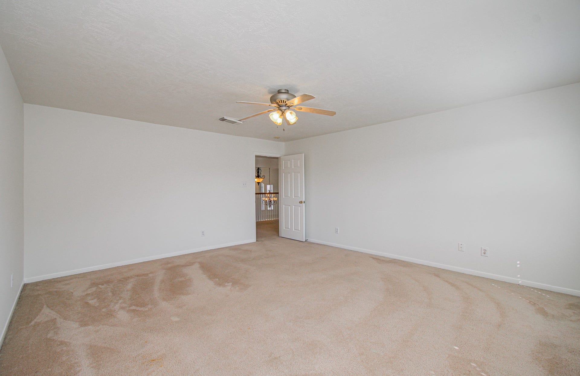1402 Pine Knot Court, Pearland, TX 77581 Bedroom #1 upstairs. Huge room with walk in closet.