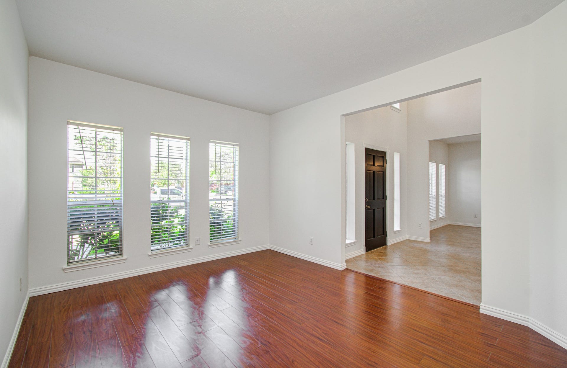 1402 Pine Knot Court, Pearland, TX 77581 Multi-functional room. Perfect for a home office, study, or sitting area.