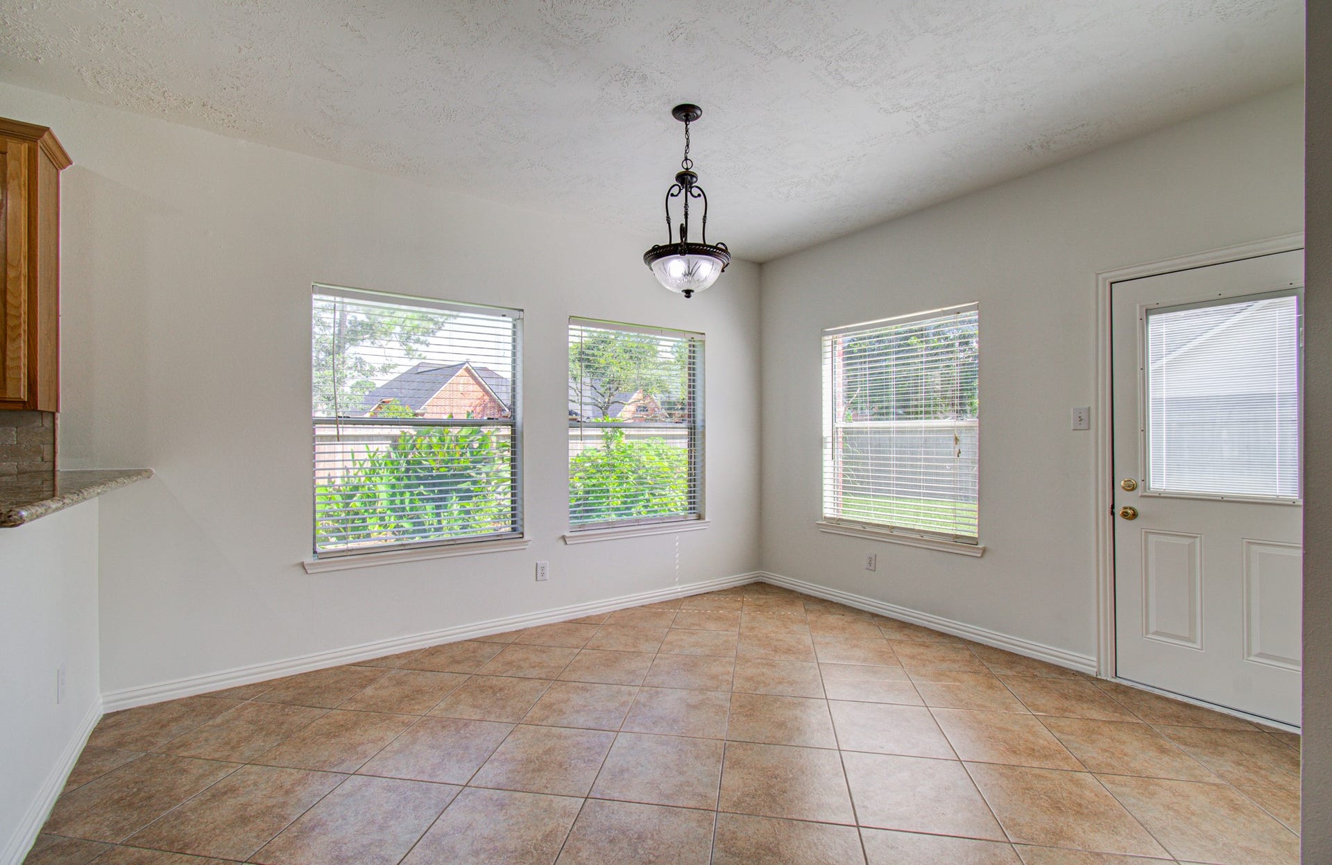1402 Pine Knot Court, Pearland, TX 77581 Breakfast area.
