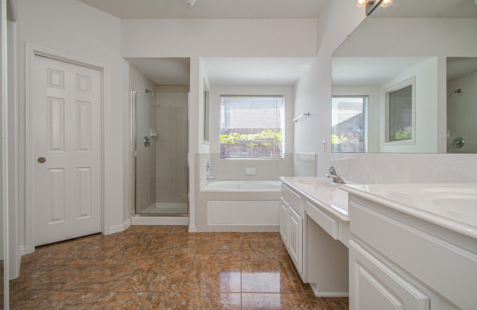 1402 Pine Knot Court, Pearland, TX 77581 Primary bath with jetted tub, separate shower, and double sinks.