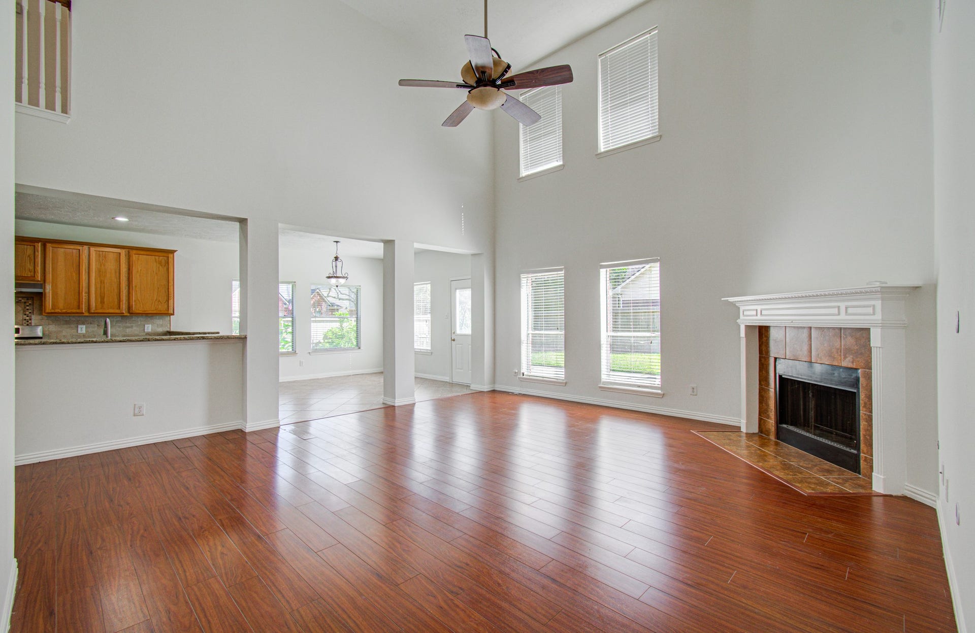 1402 Pine Knot Court, Pearland, TX 77581 Bright and open concept floor plan, and soaring ceilings creating an inviting atmosphere filled with natural light.