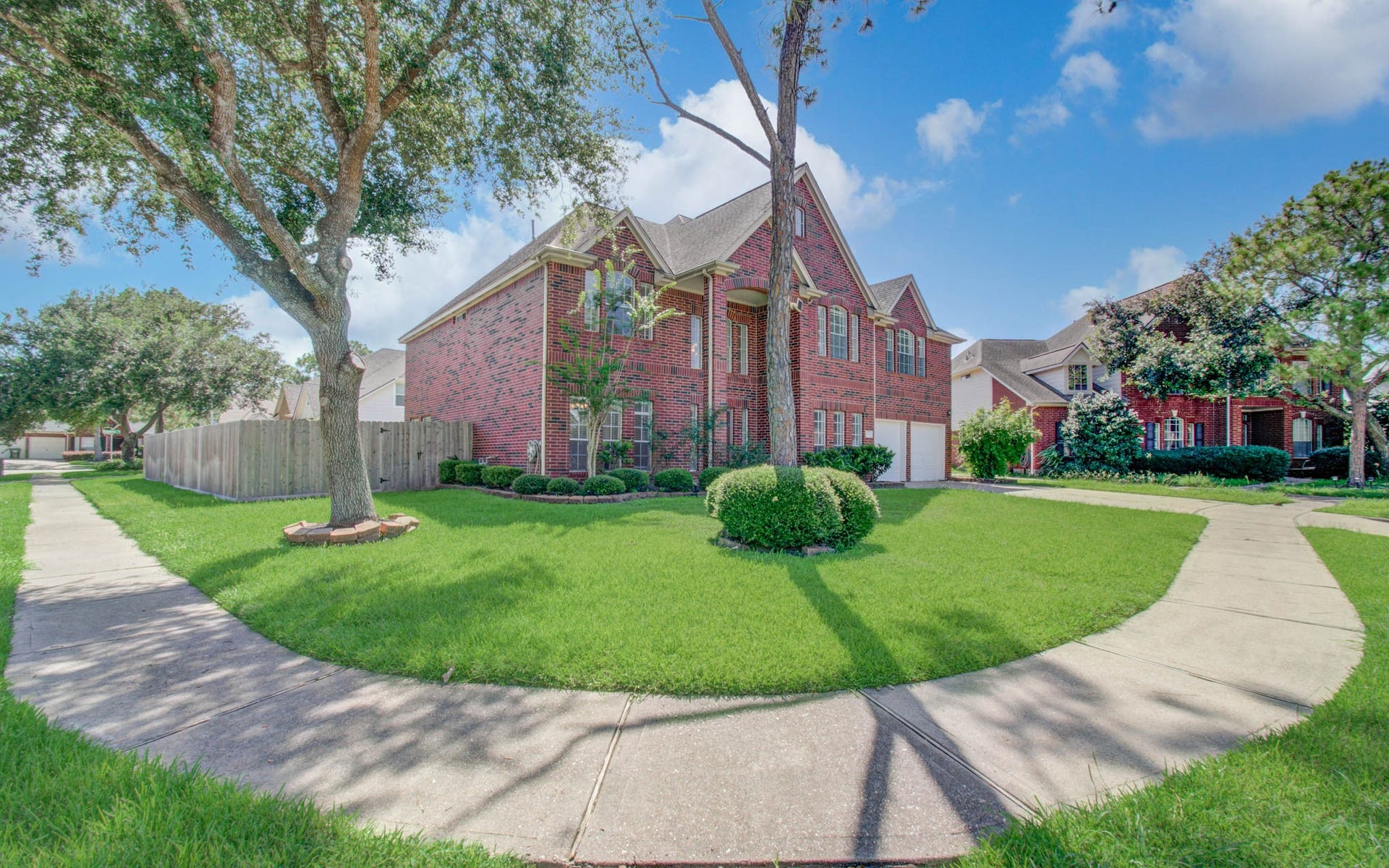 1402 Pine Knot Court, Pearland, TX 77581 Beautiful two story house featuring all brick, large corner lot, quiet cul-de-sac, and well manicured lawn.