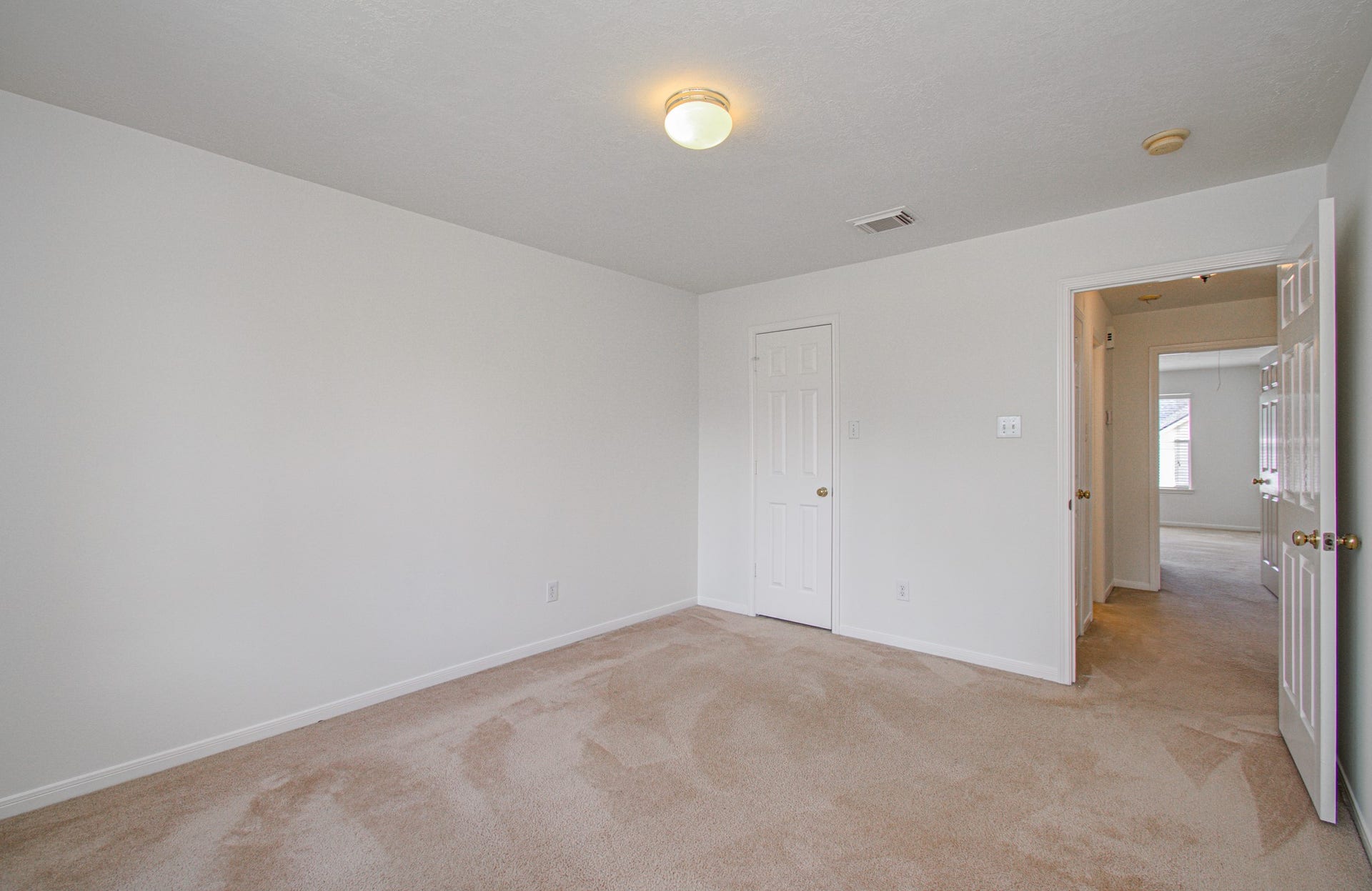 1402 Pine Knot Court, Pearland, TX 77581 Bedroom #5 upstairs. Door to walk-in closet on the left.